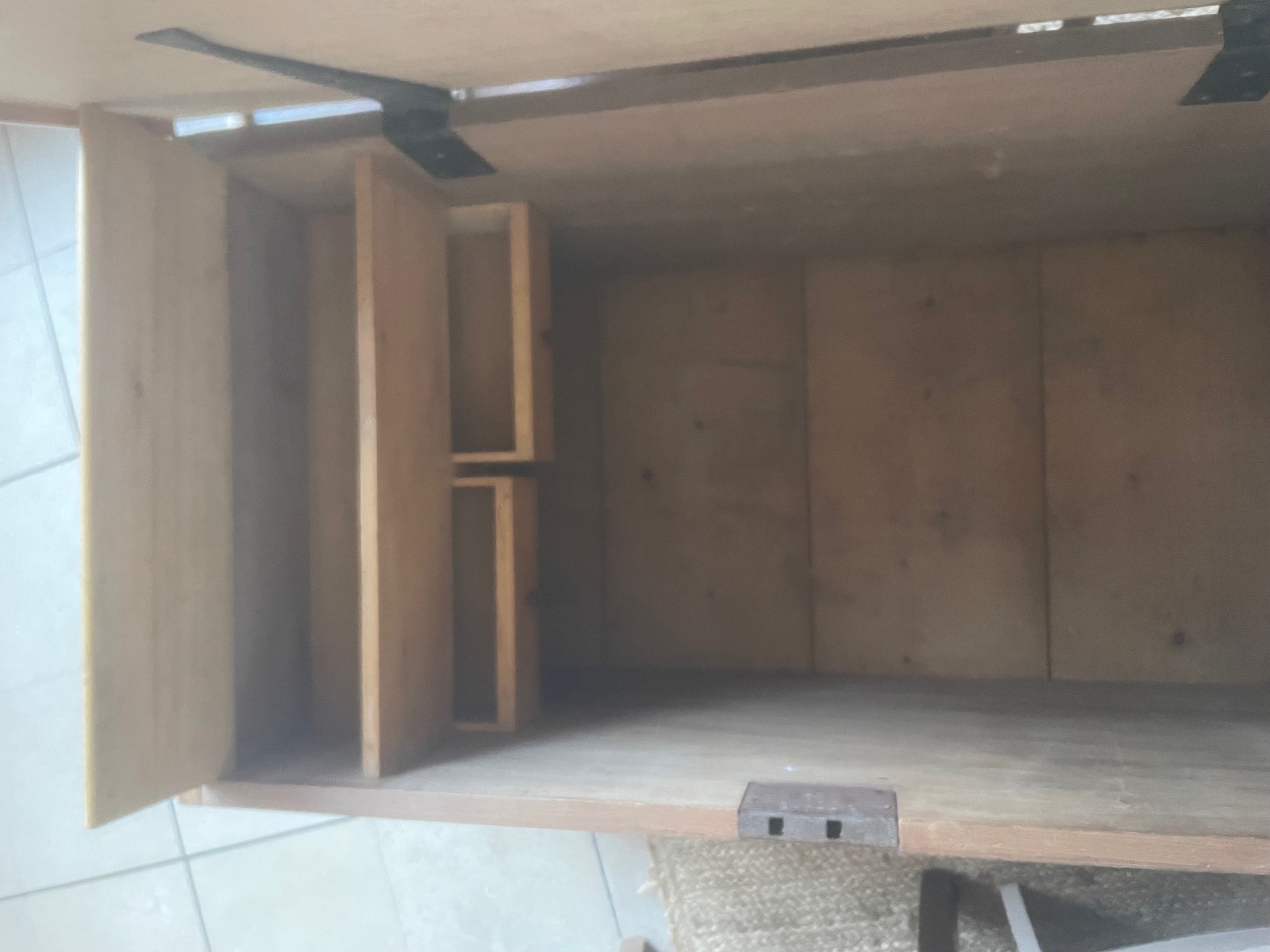 Grand coffre en bois avec roulettes