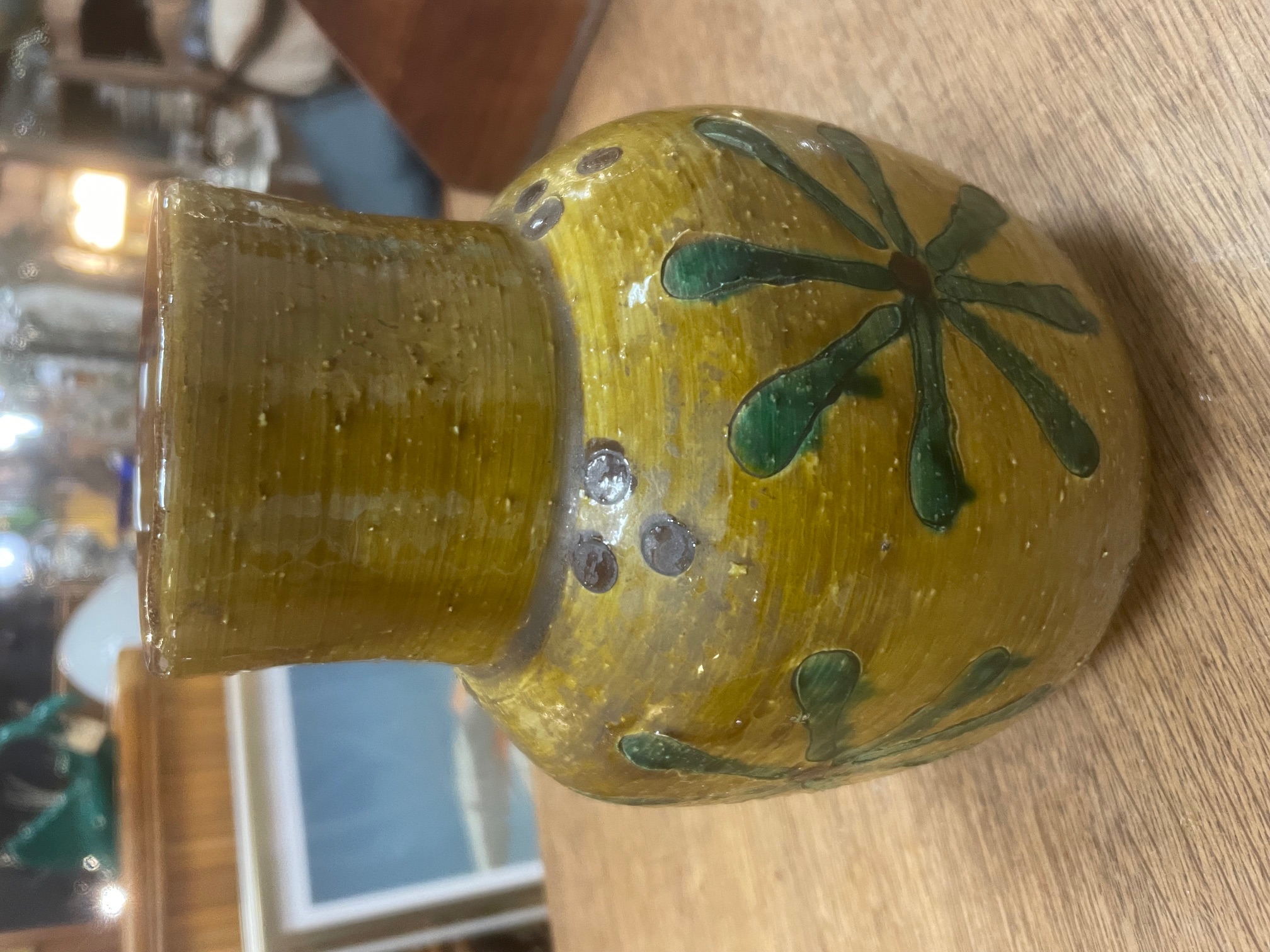 Vase en terre cuite émaillée décors verts