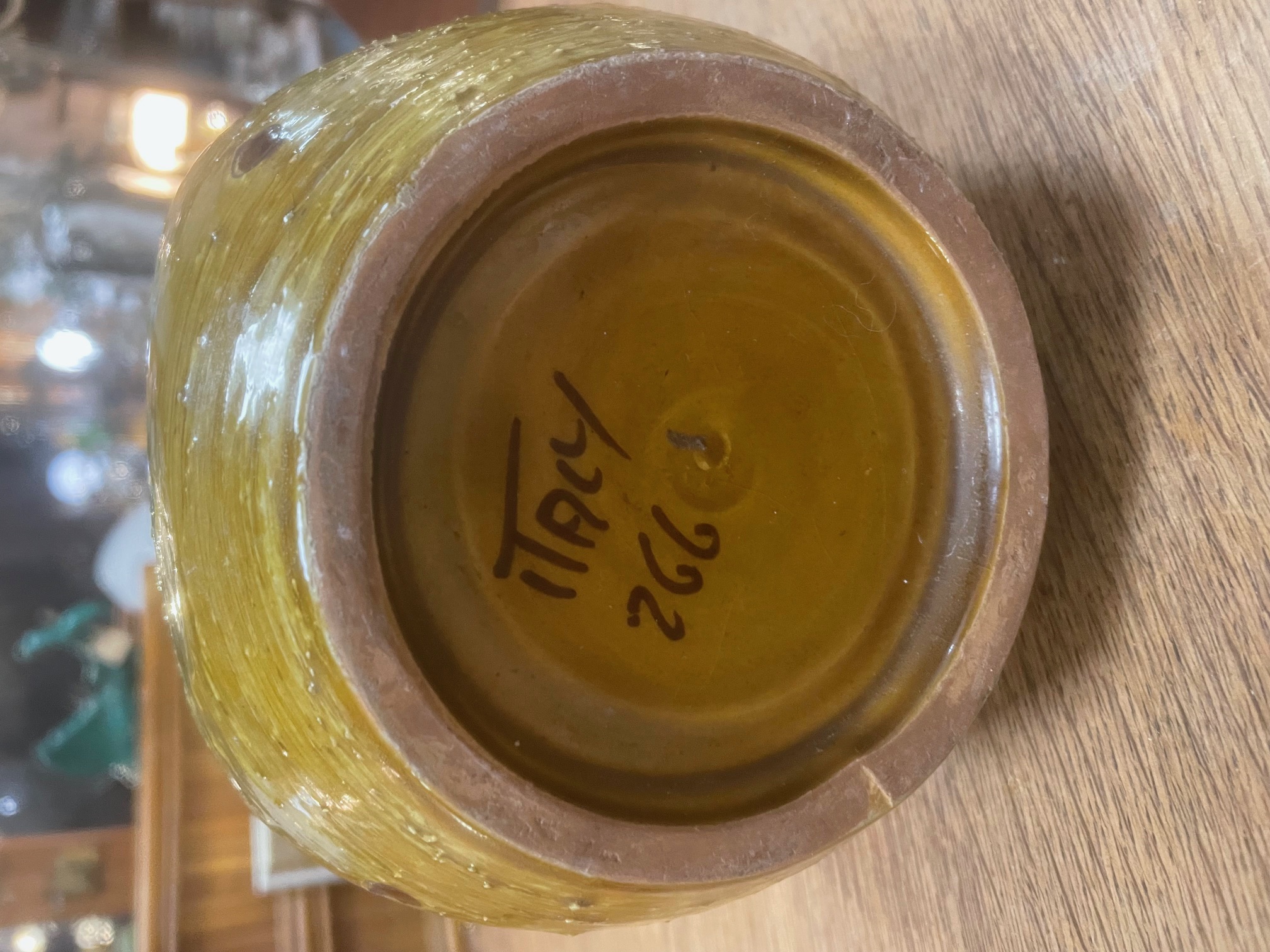 Vase en terre cuite émaillée décors verts