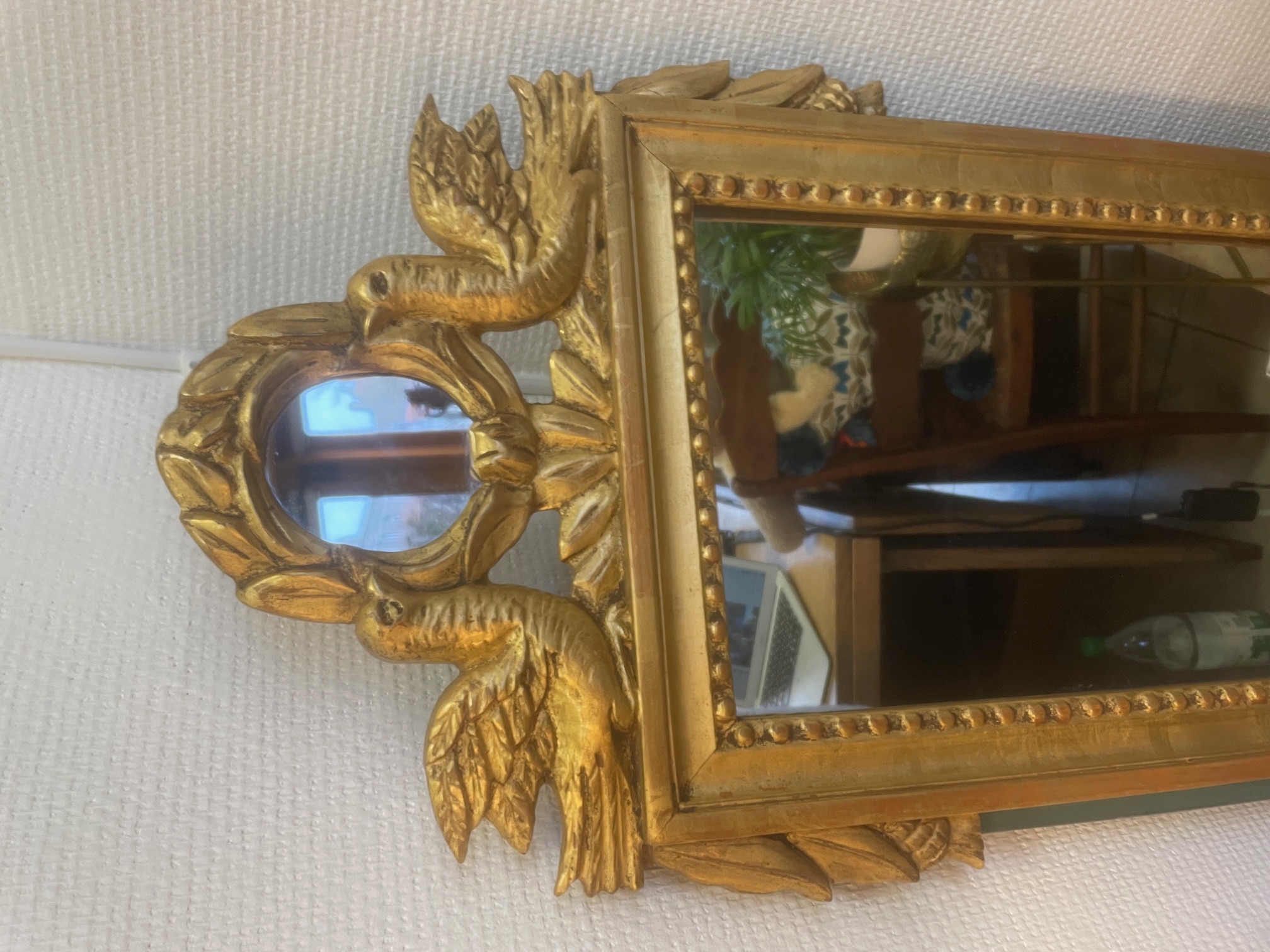 Miroir rectangulaire encadrement doré et vert rehaussé décor miroir et colombes