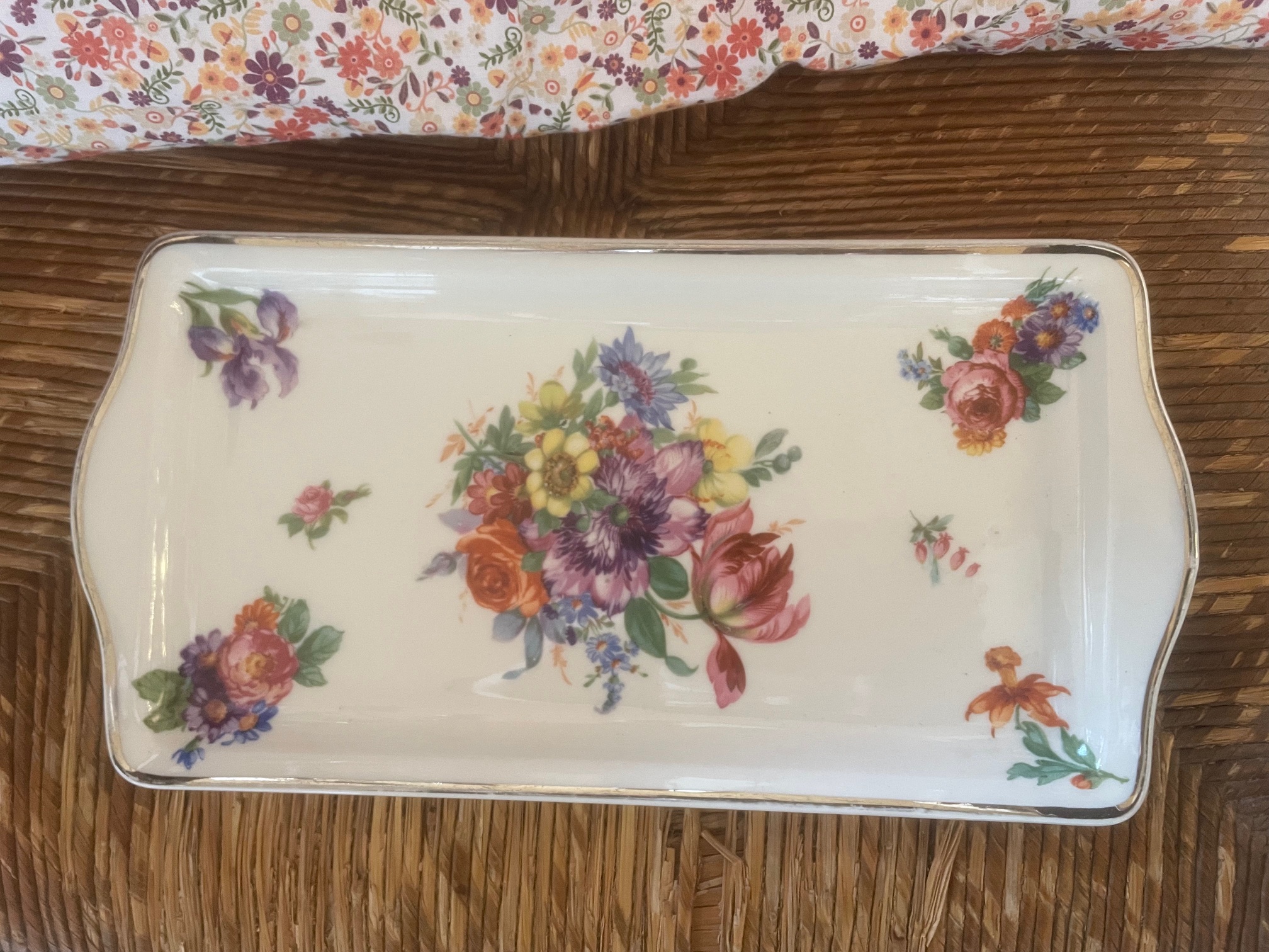 Plat à cake à motifs floraux