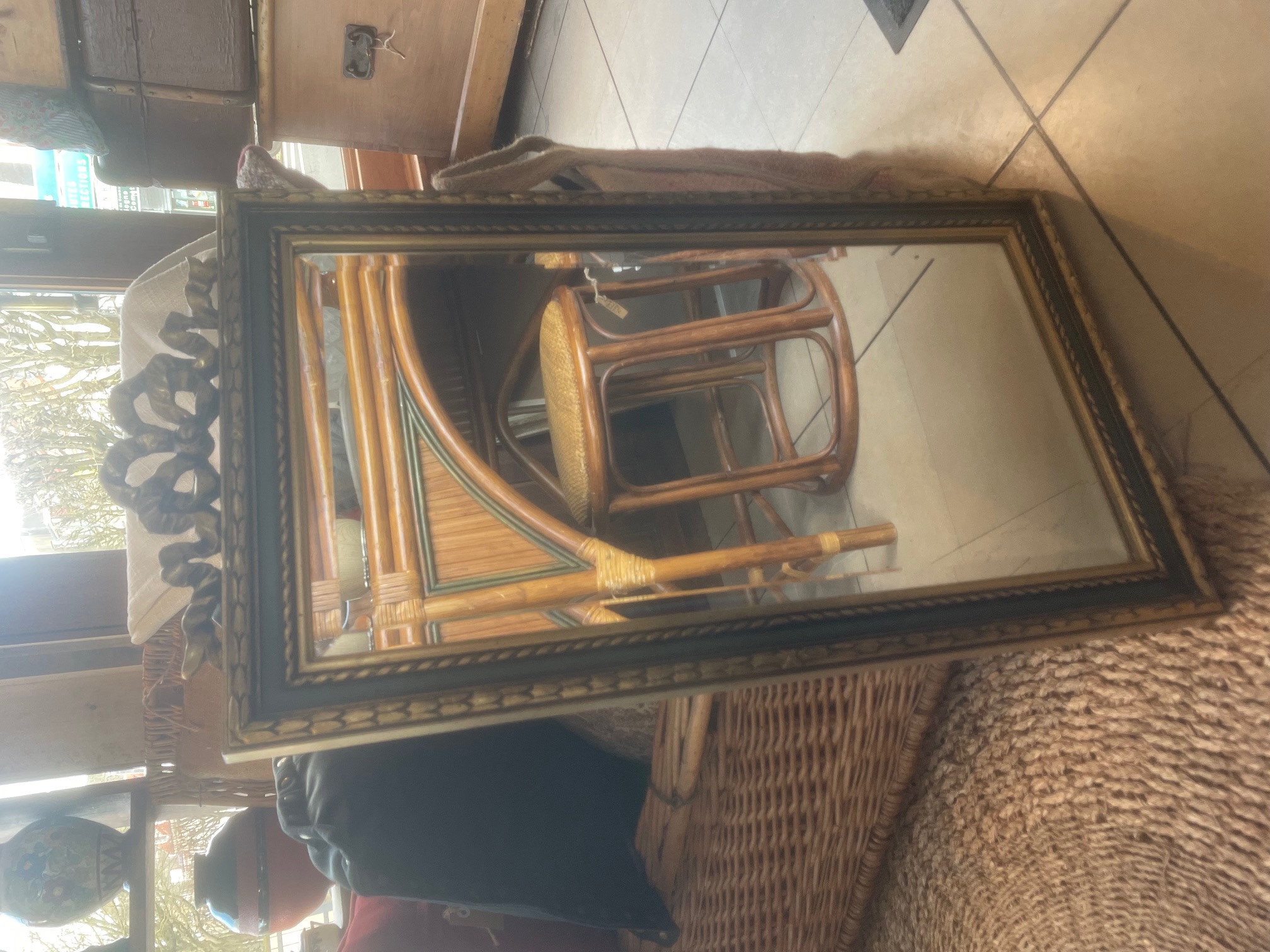 Miroir rectangulaire. doré et vert à décor de noeud