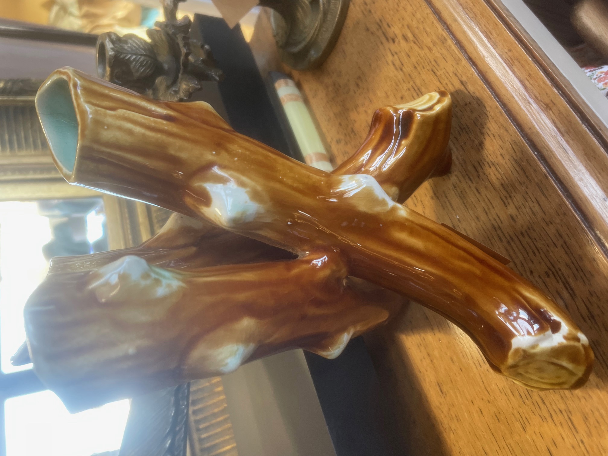 Vase tripode en barbotine marron 