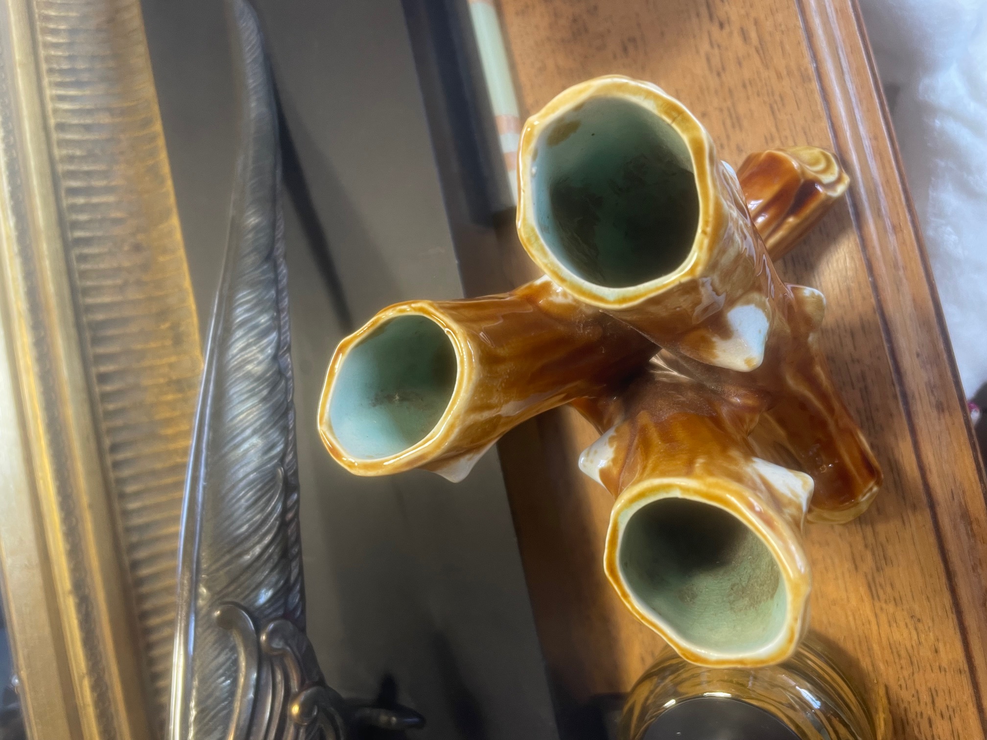 Vase tripode en barbotine marron 