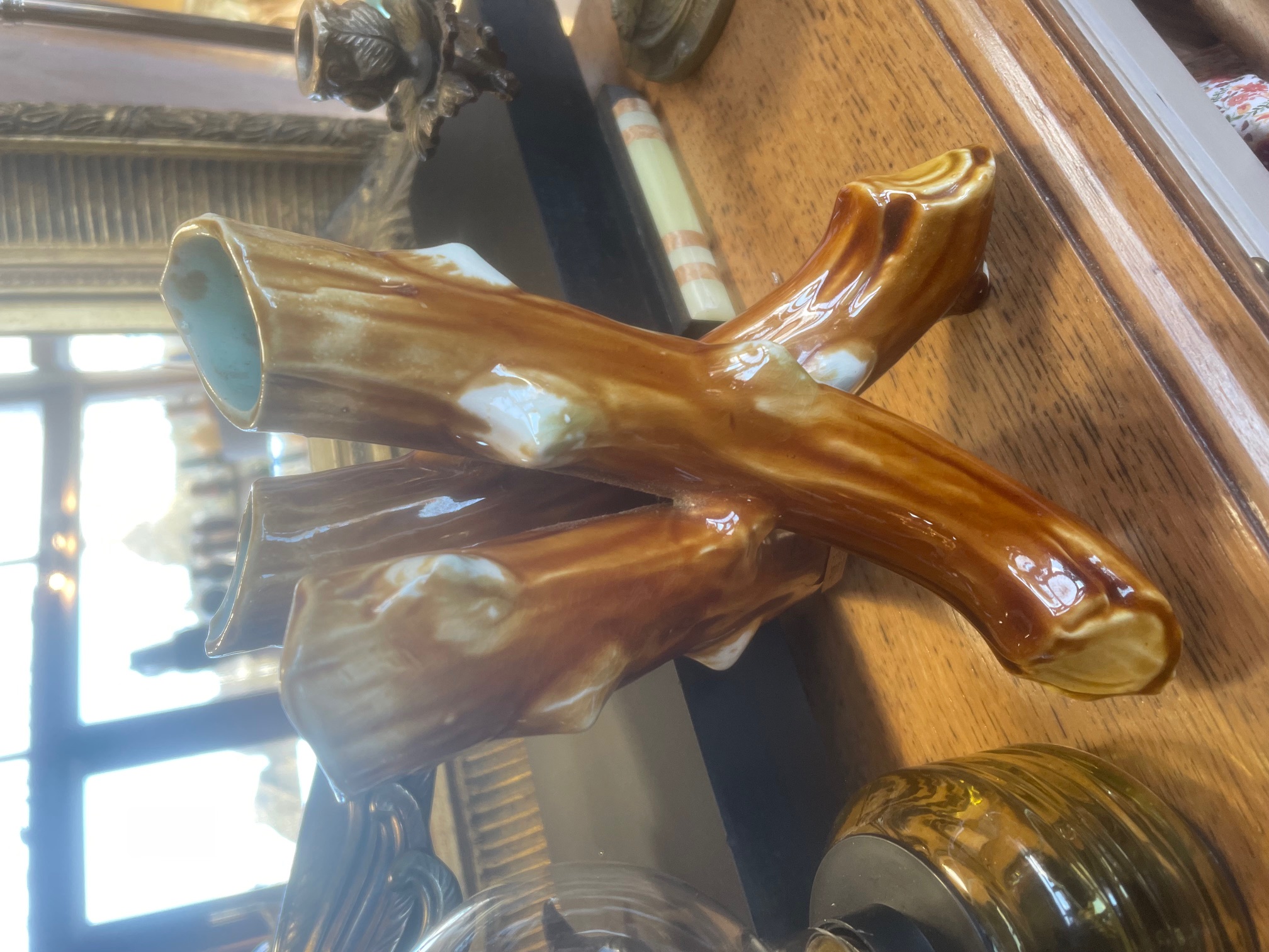 Vase tripode en barbotine marron 