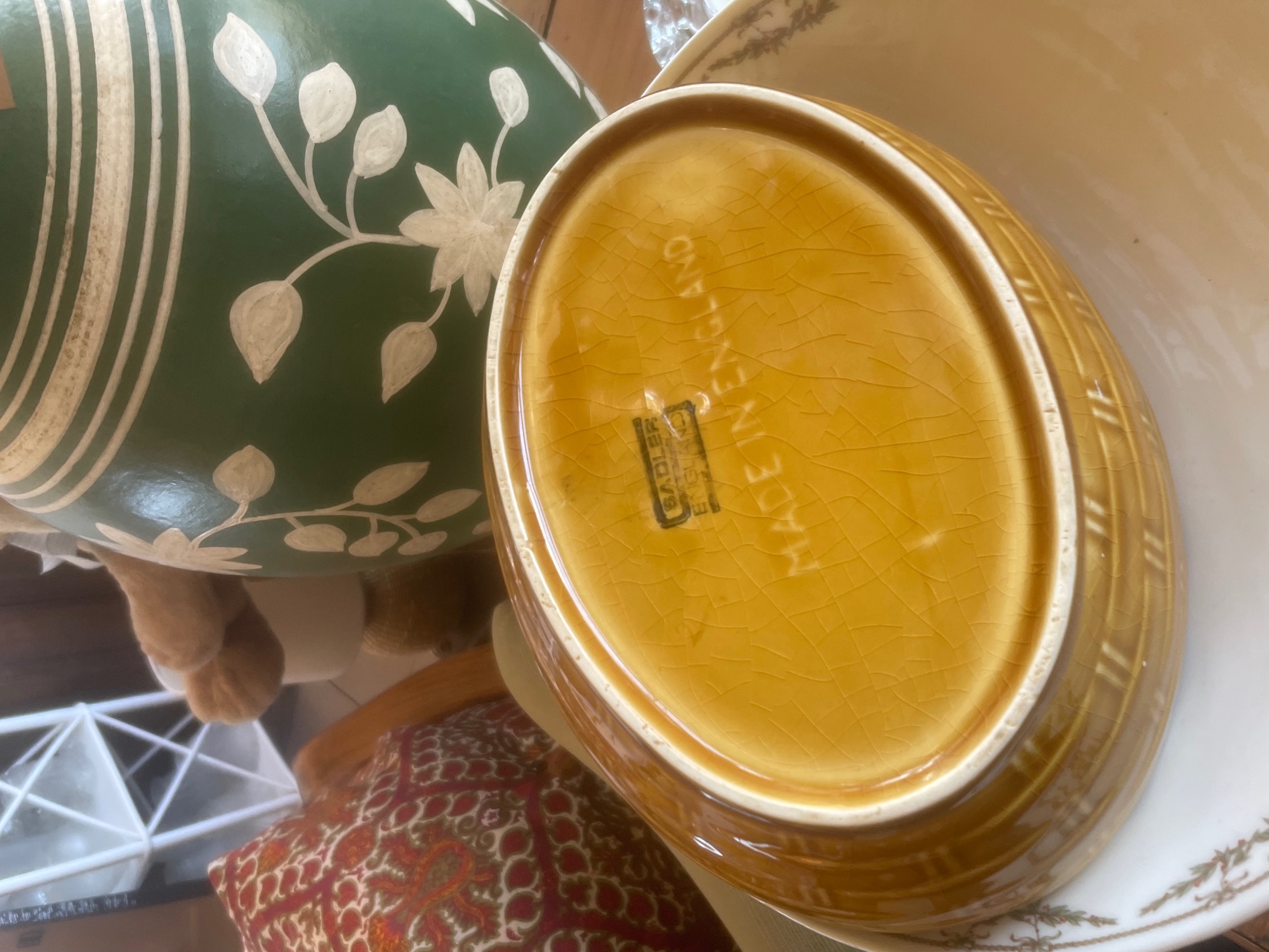 Plat décoratif en forme de poule