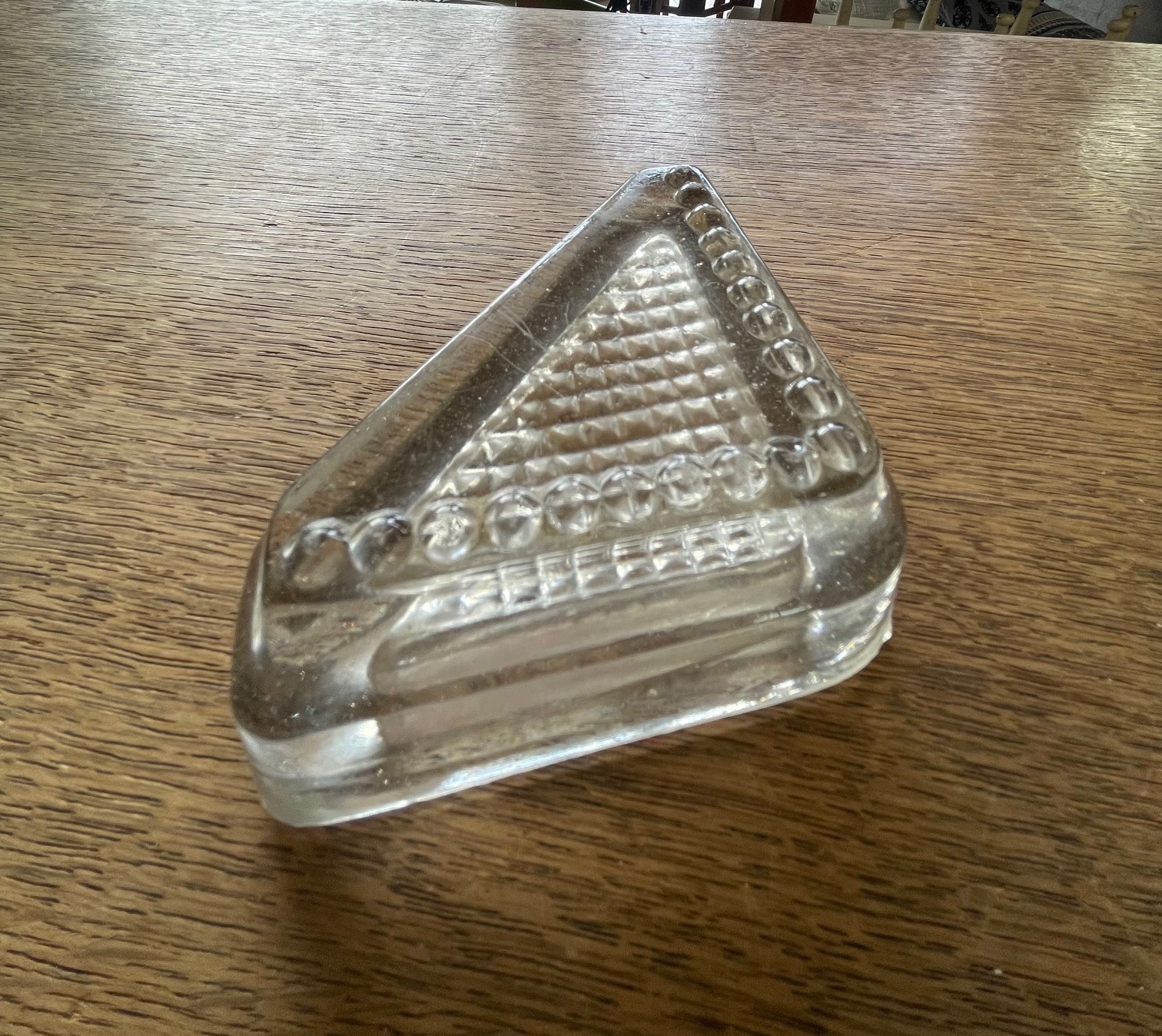 Repose meuble triangle en verre