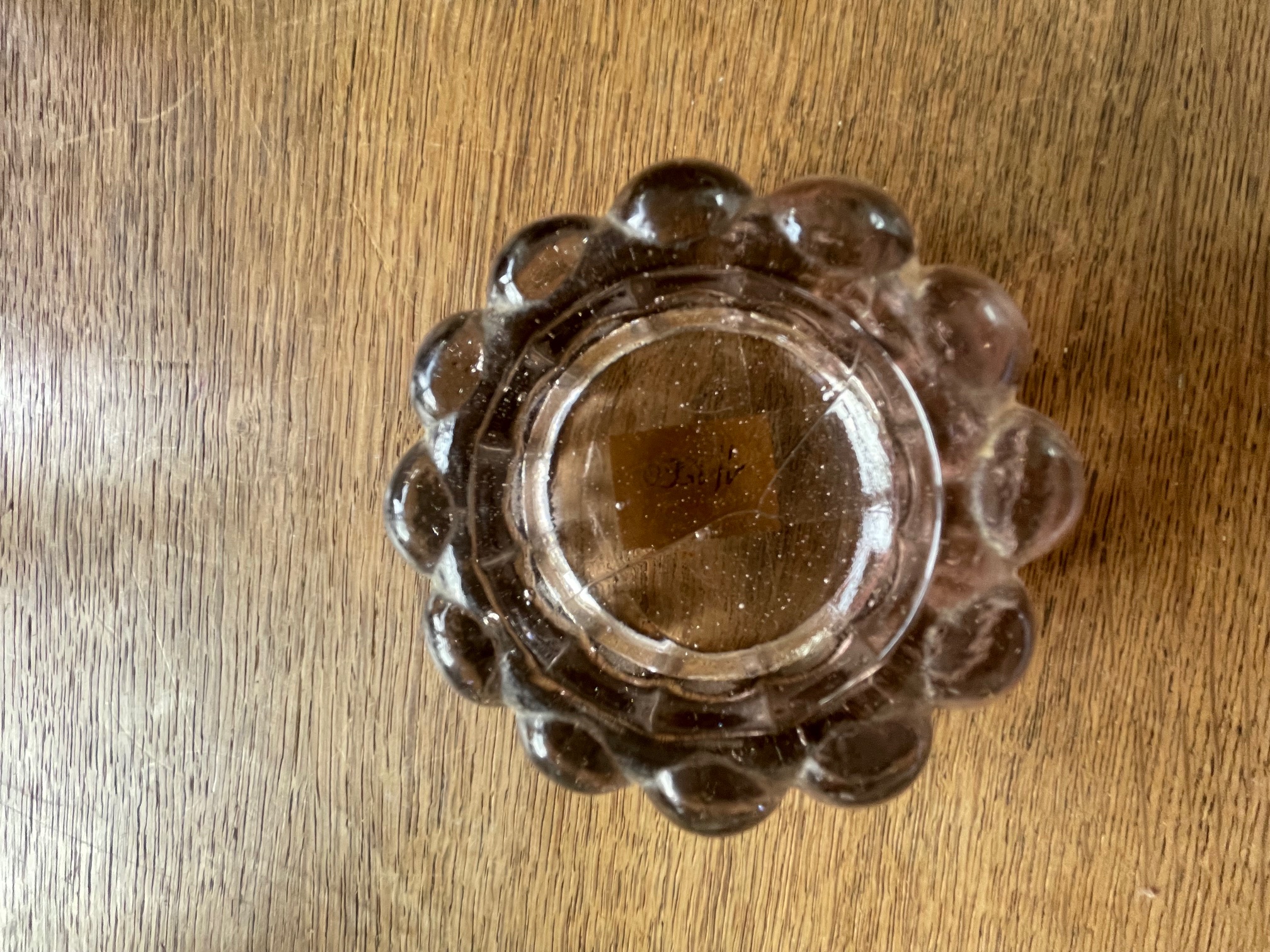 Repose meuble en verre un peu rosé