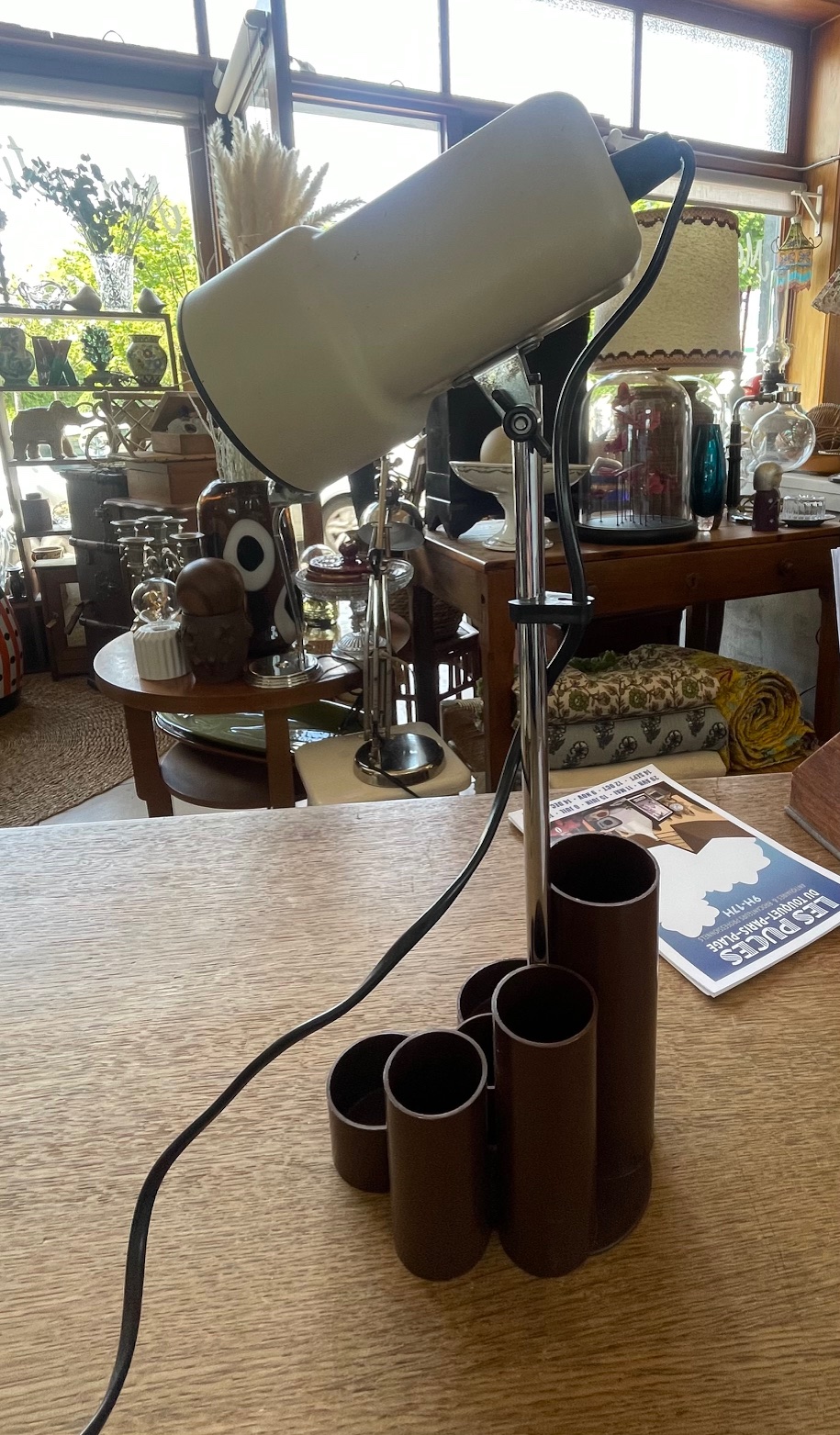 Lampe de bureau avec pots à crayons intégrés
