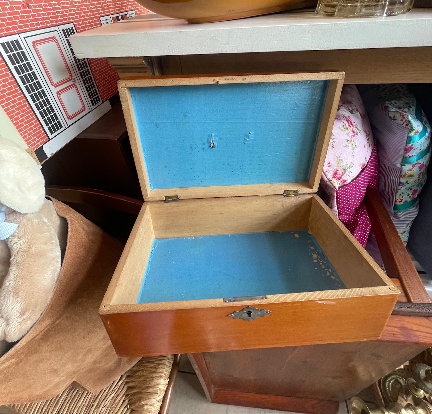 Boîte en bois clair intérieur bleu