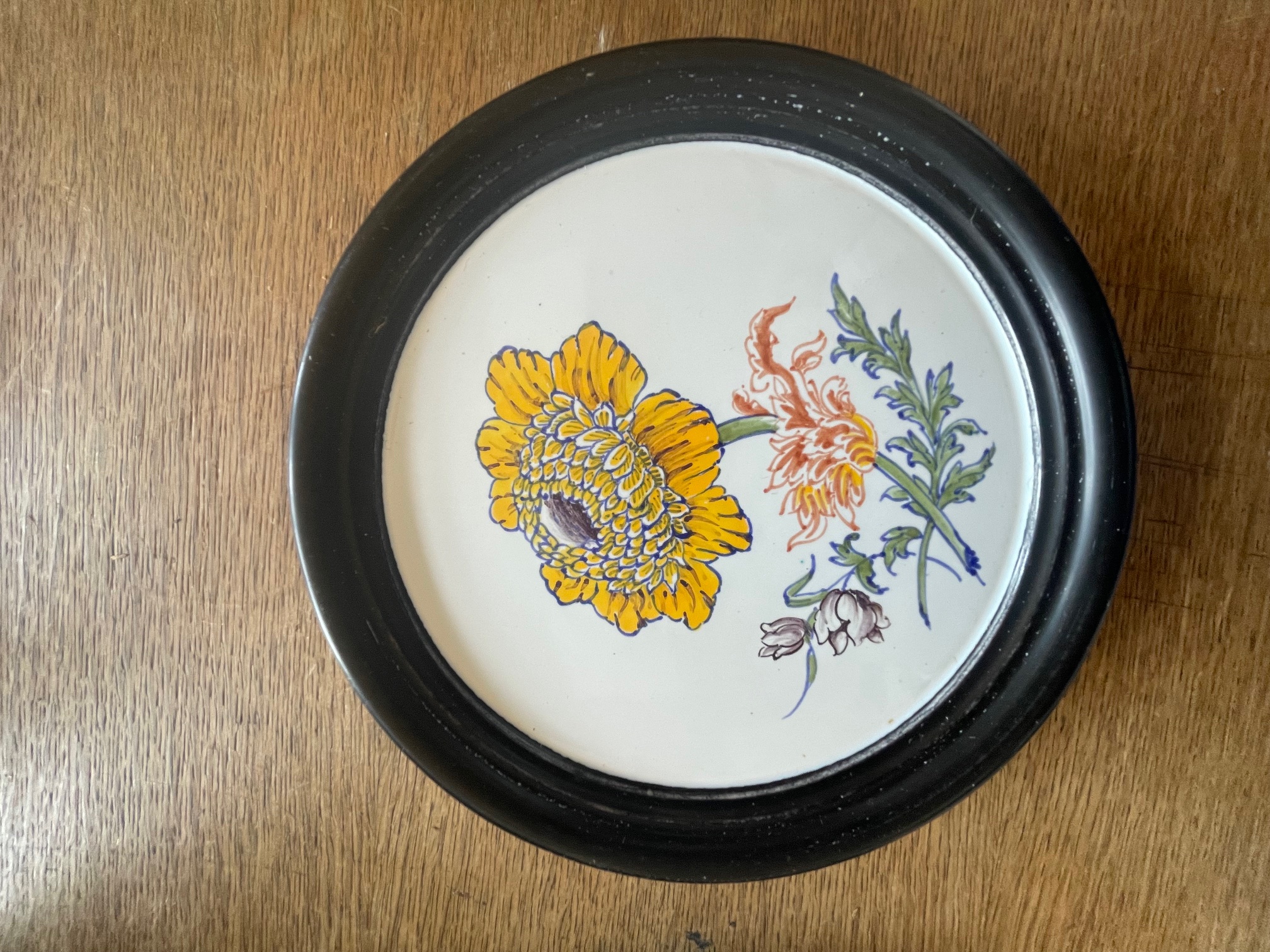 Céramique Desvres à poser ou à accrocher fleur jaune, fleur orange