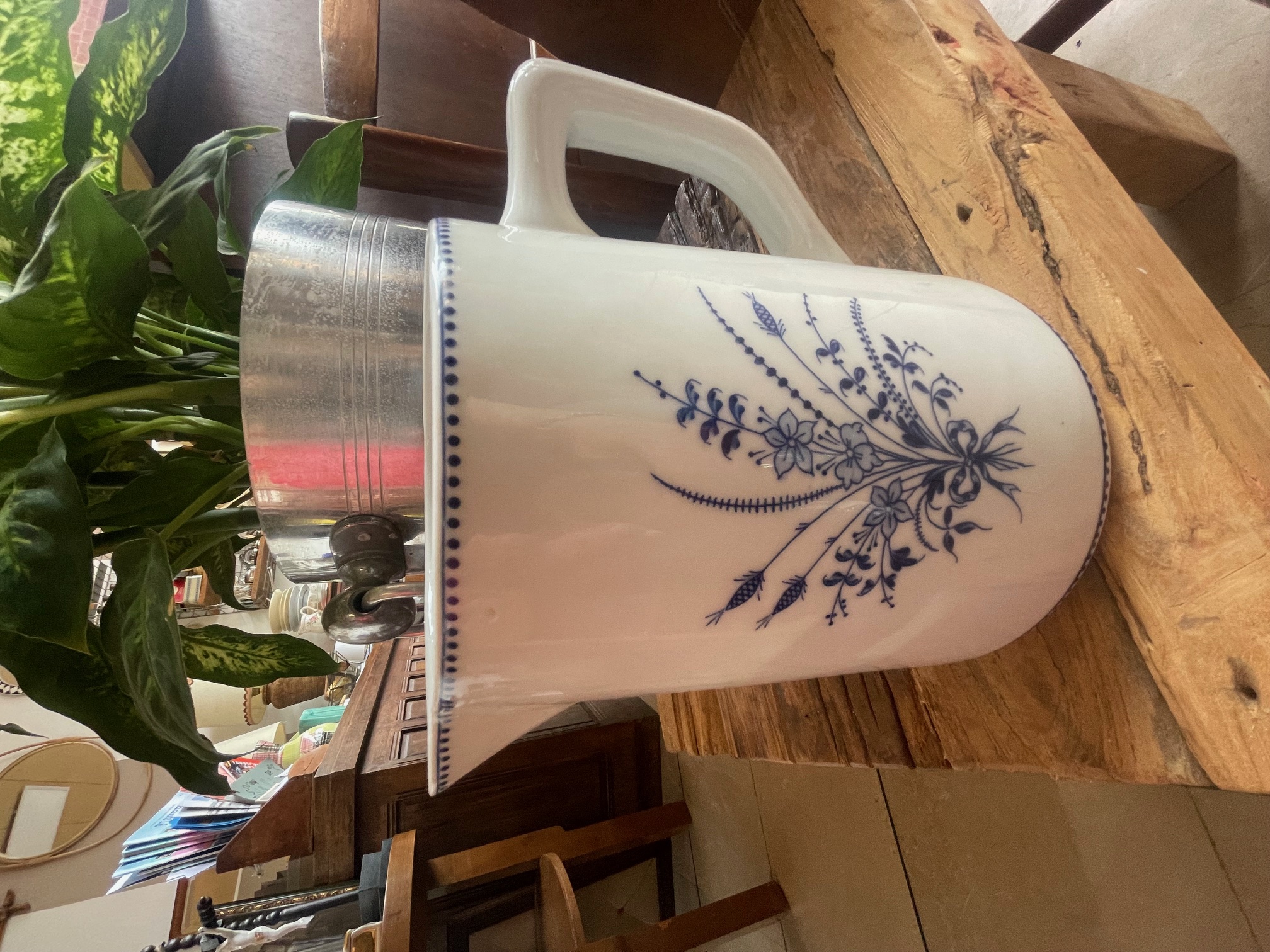 Pichet blanc motifs bleu marine