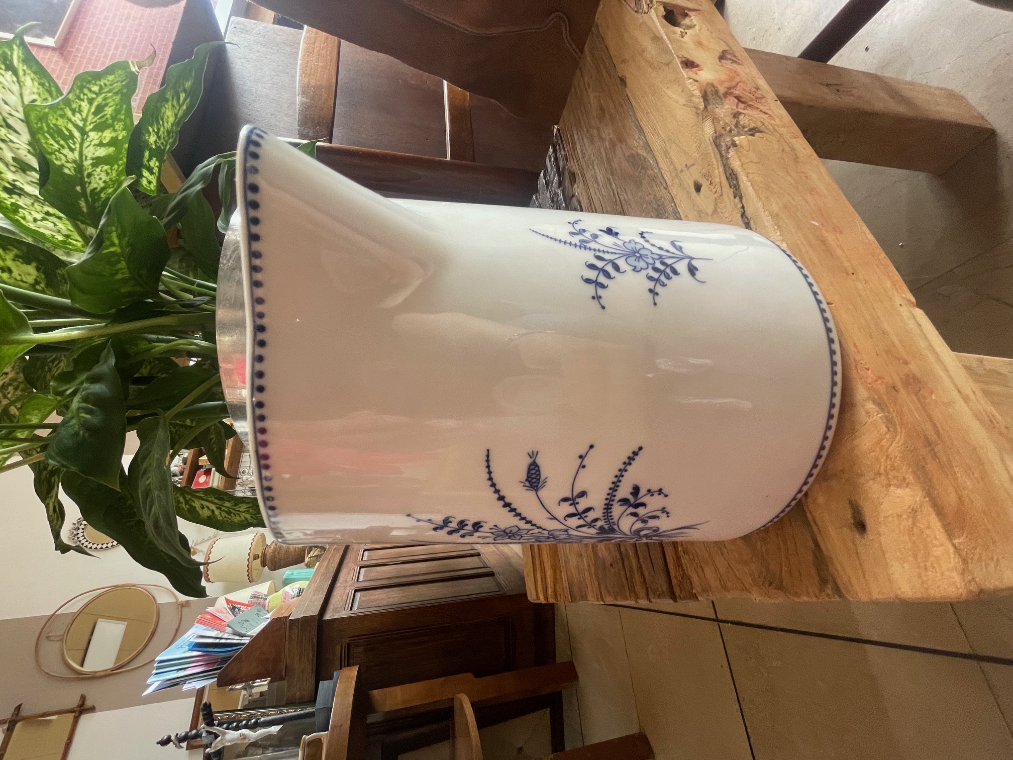Pichet blanc motifs bleu marine