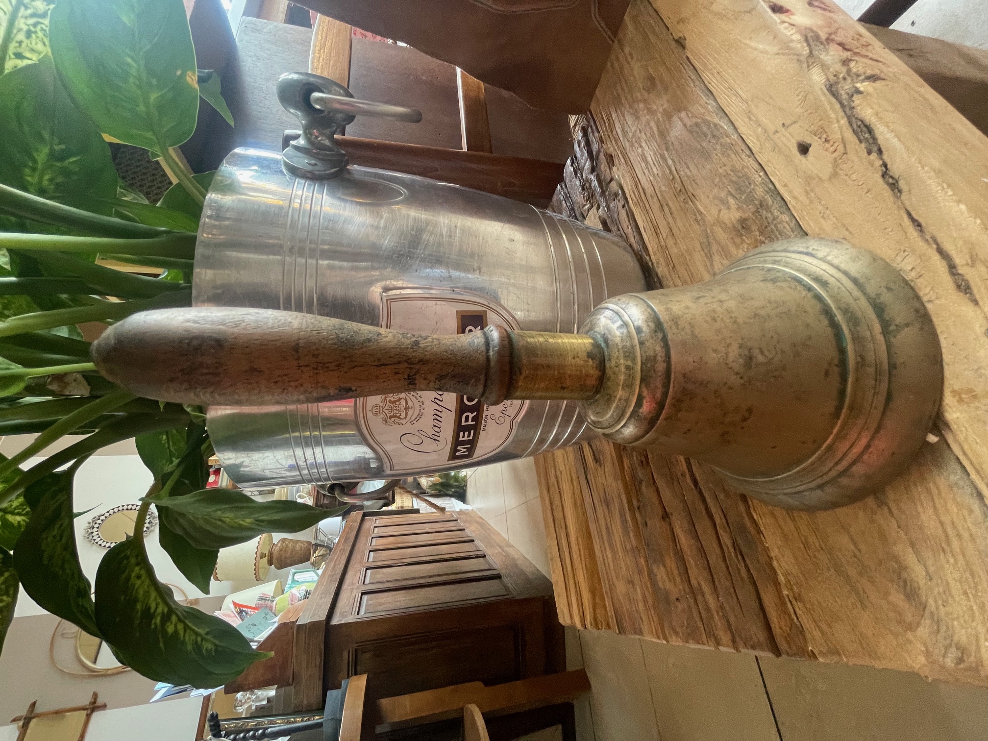 Cloche avec manche en bois