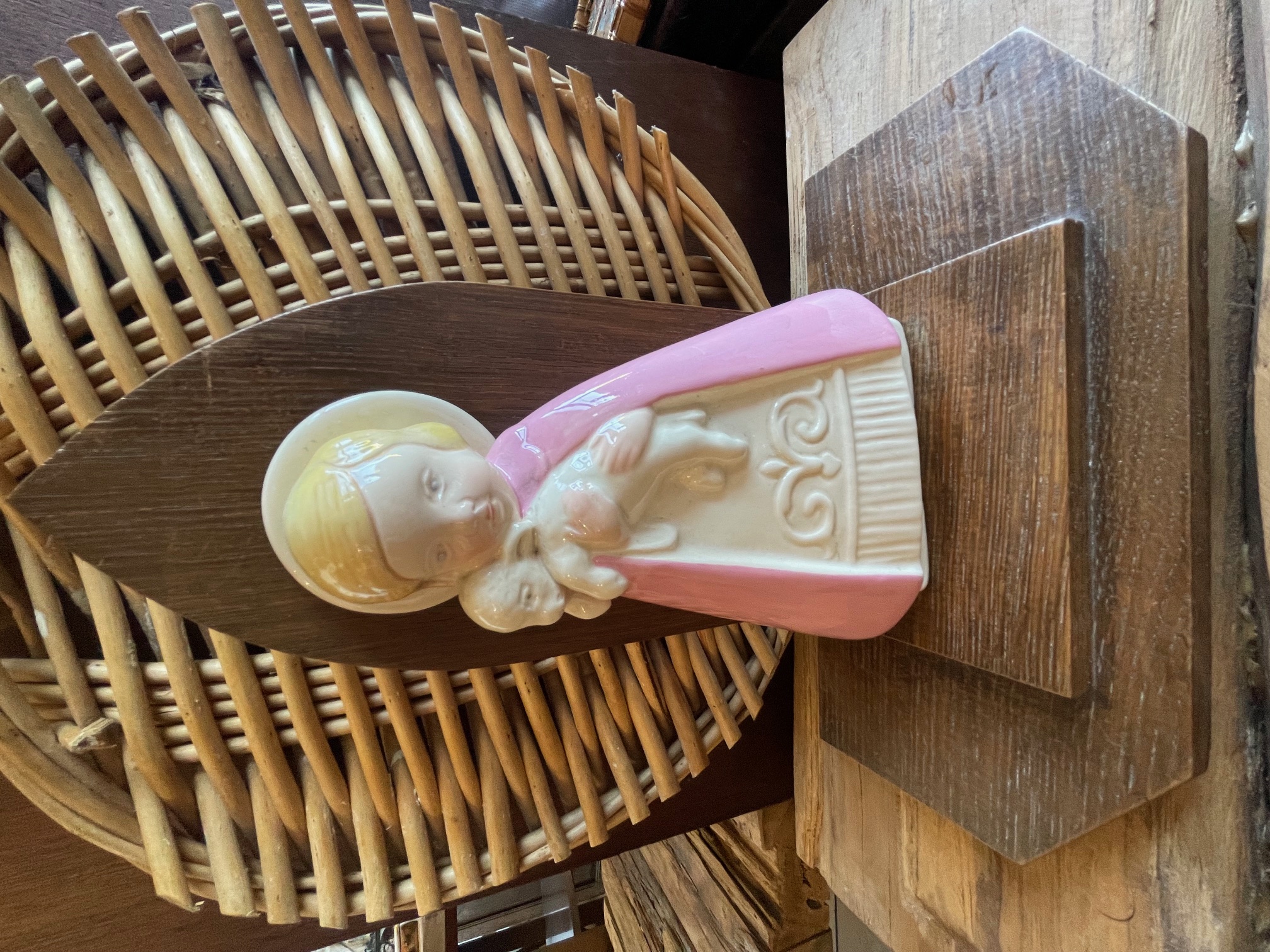 Petite fille rose Desvres et son socle en bois