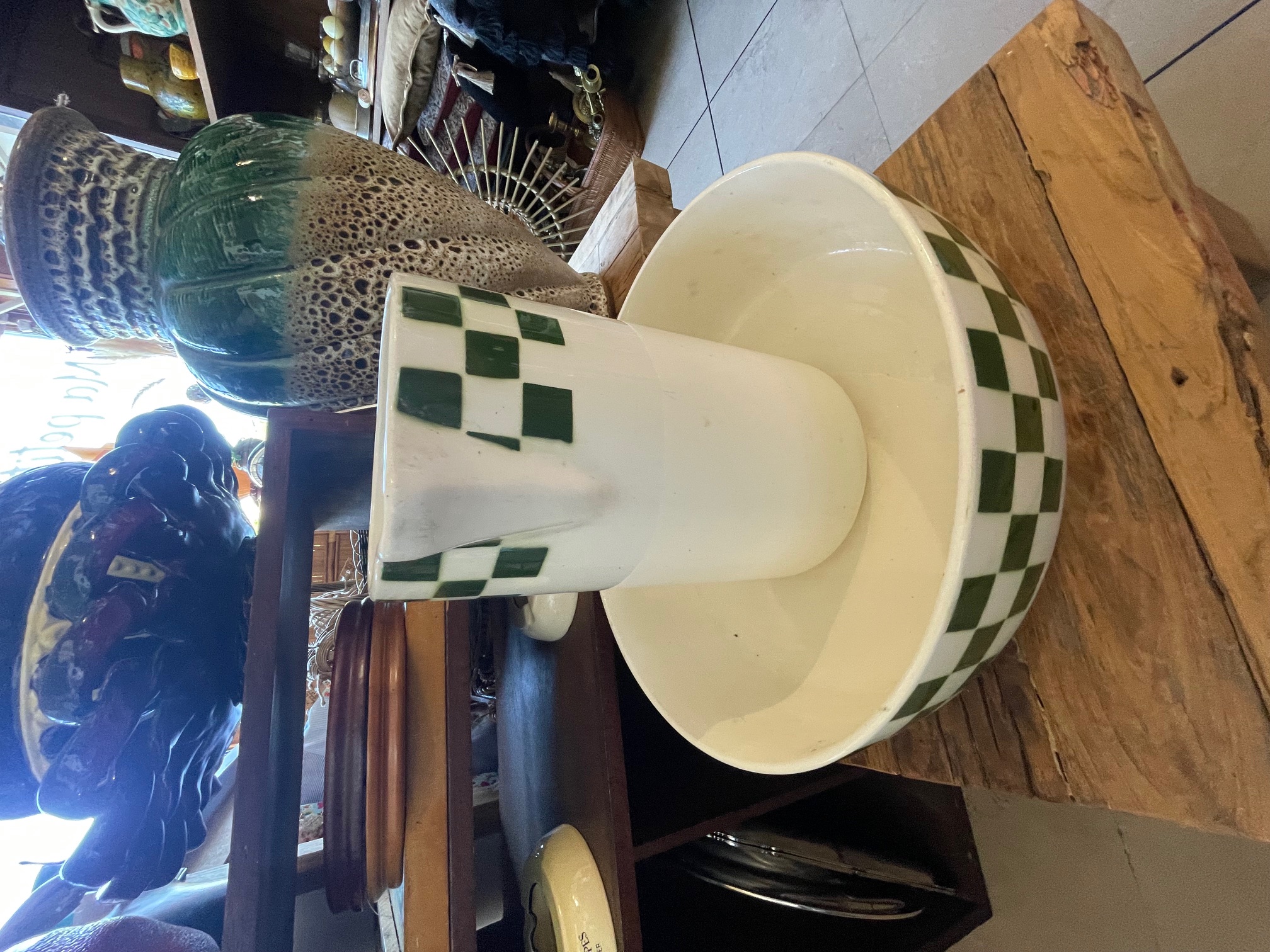 Broc et bassine blancs à damiers verts