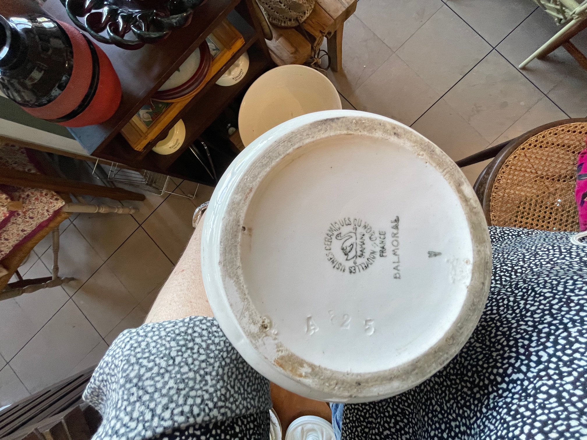 Broc et bassine blancs à damiers verts