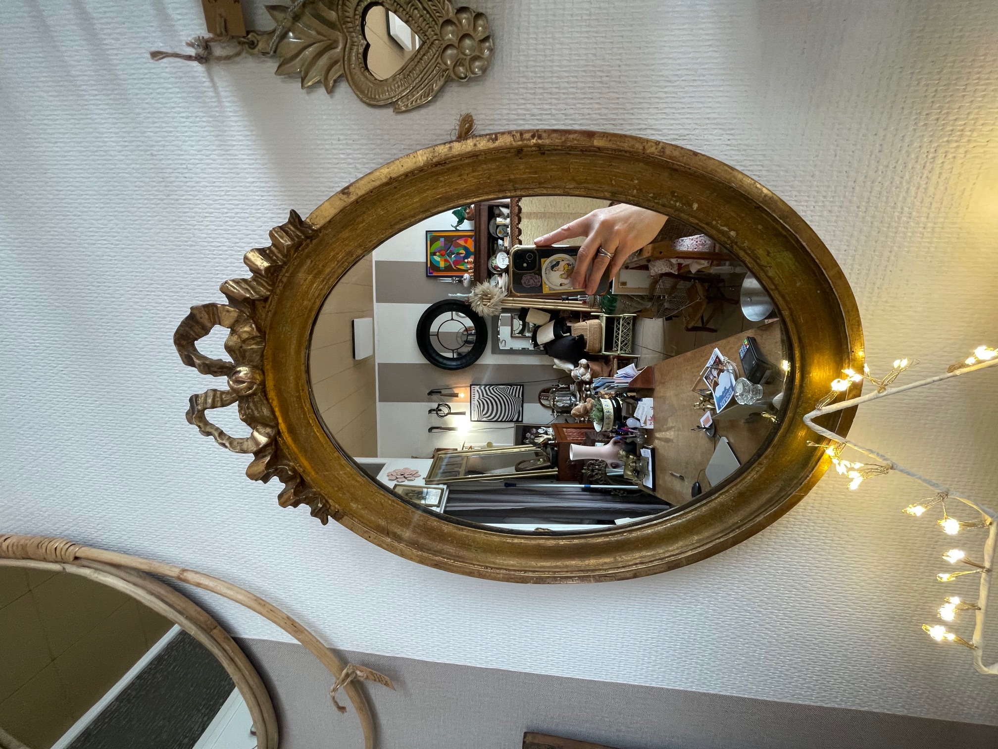 Miroir ovale décoré d'un noeud