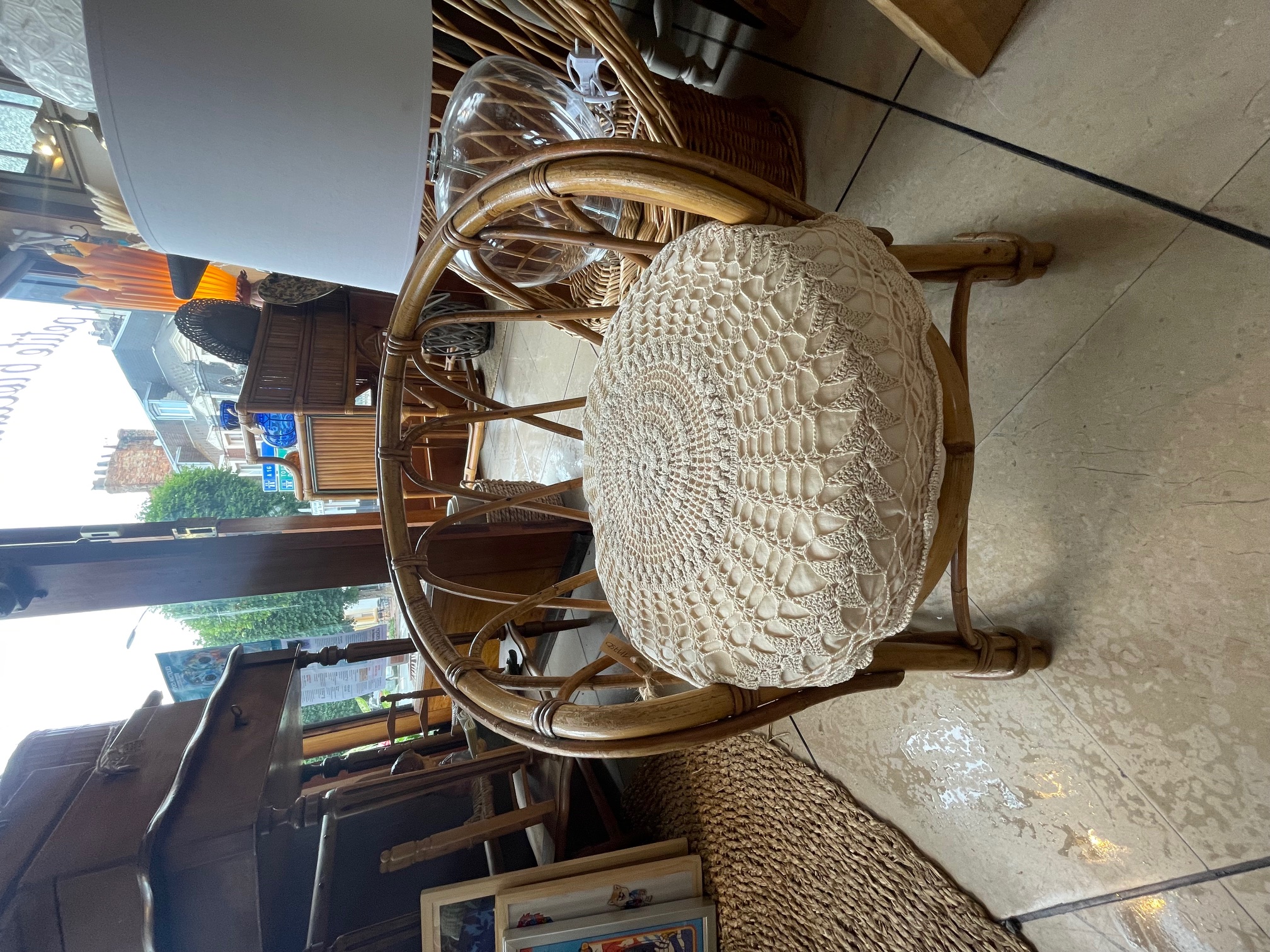 Fauteuil enfant rotin avec coussin en crochet