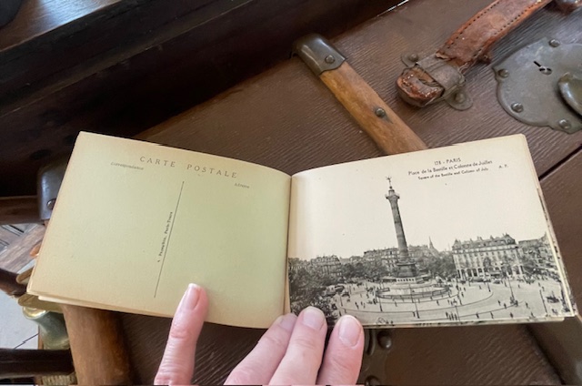 Album de cartes postales de Paris