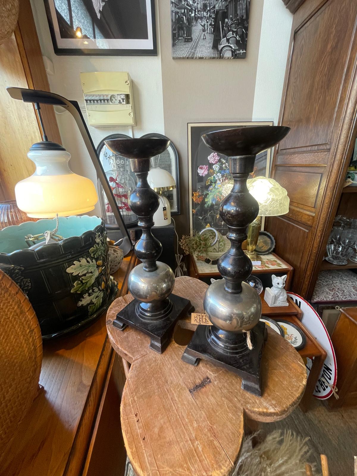 Paire de bougeoirs en métal noir et argent