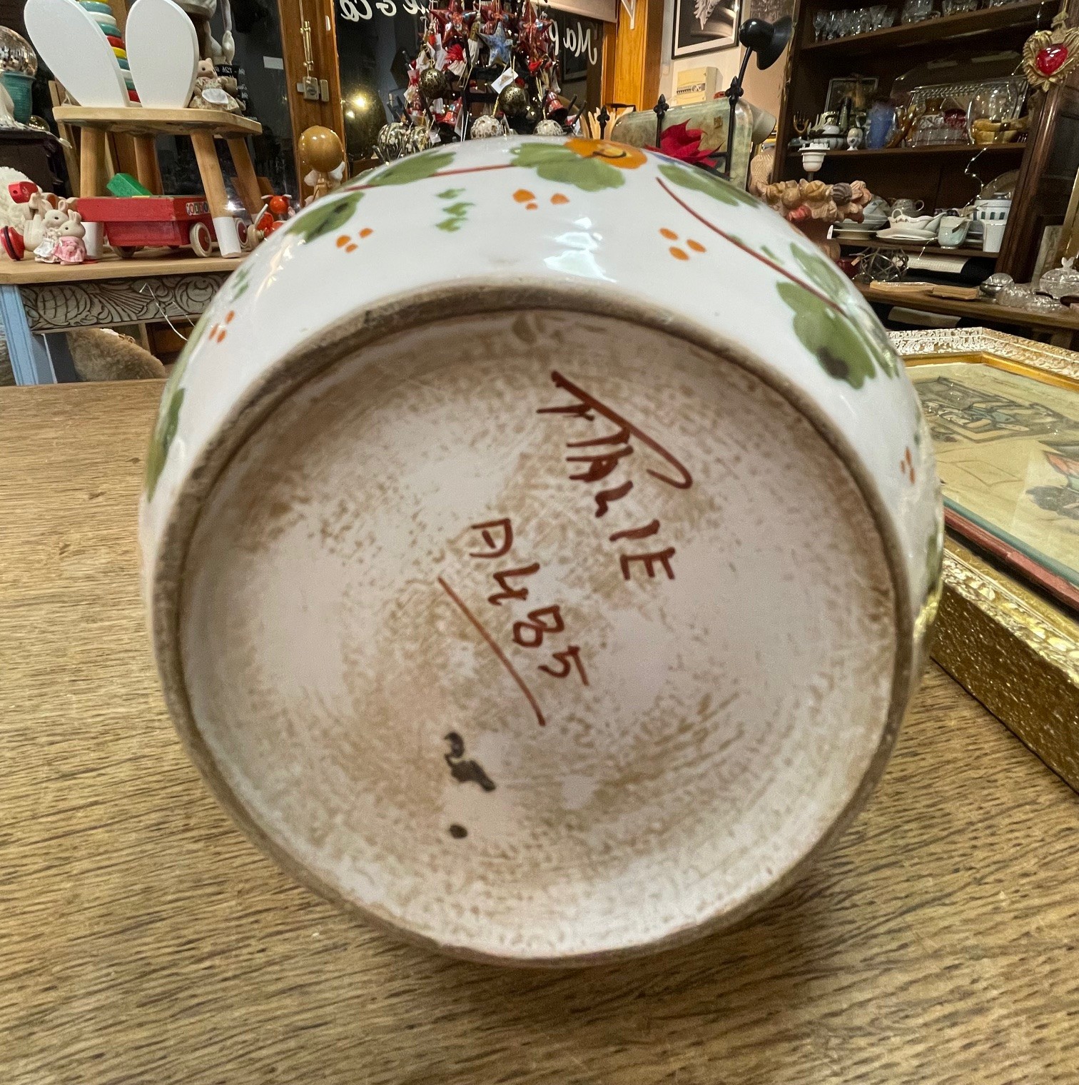 Pichet à décor de fleurs