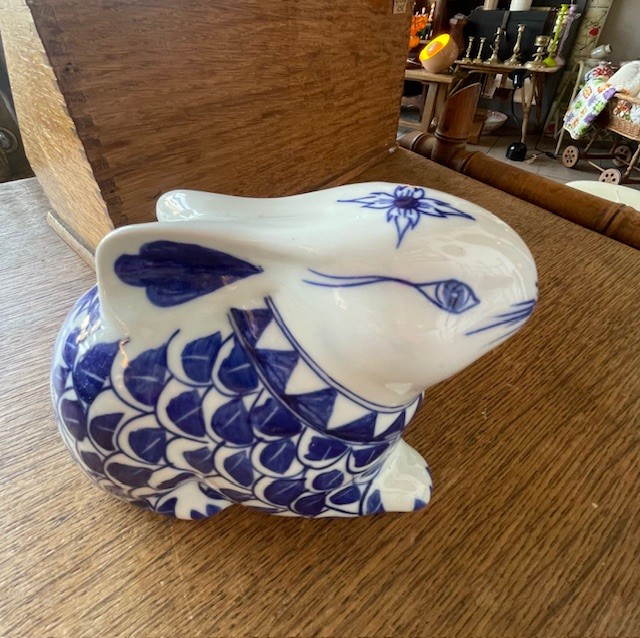 Lapin tirelire blanc et bleu