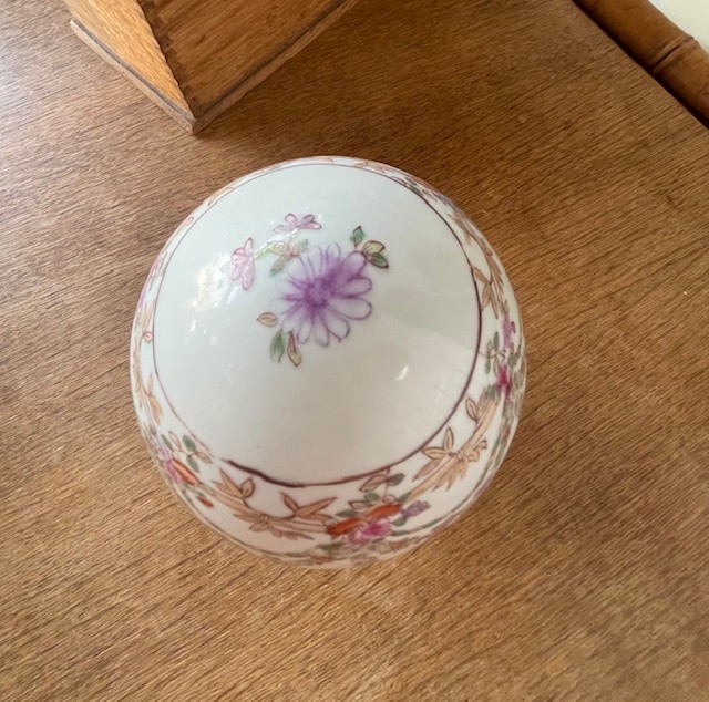 Oeuf en faïence à motifs floraux