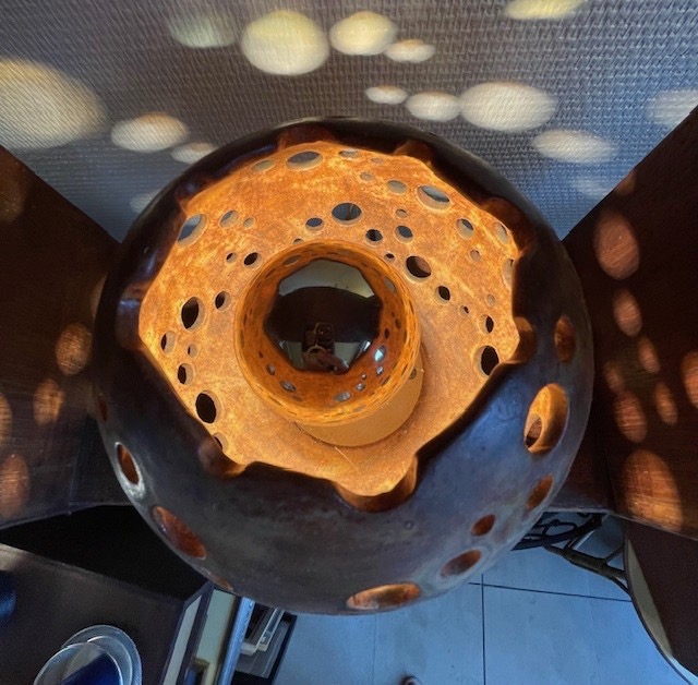 Lampe sphérique en céramique ajourée