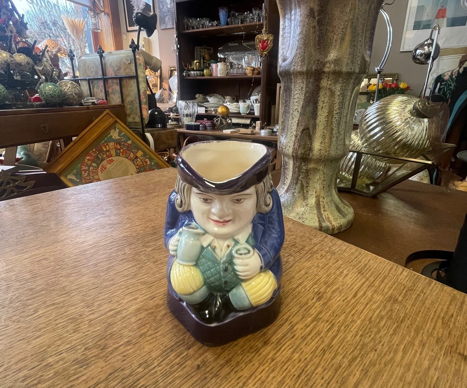 Pichet personnage veste bleue