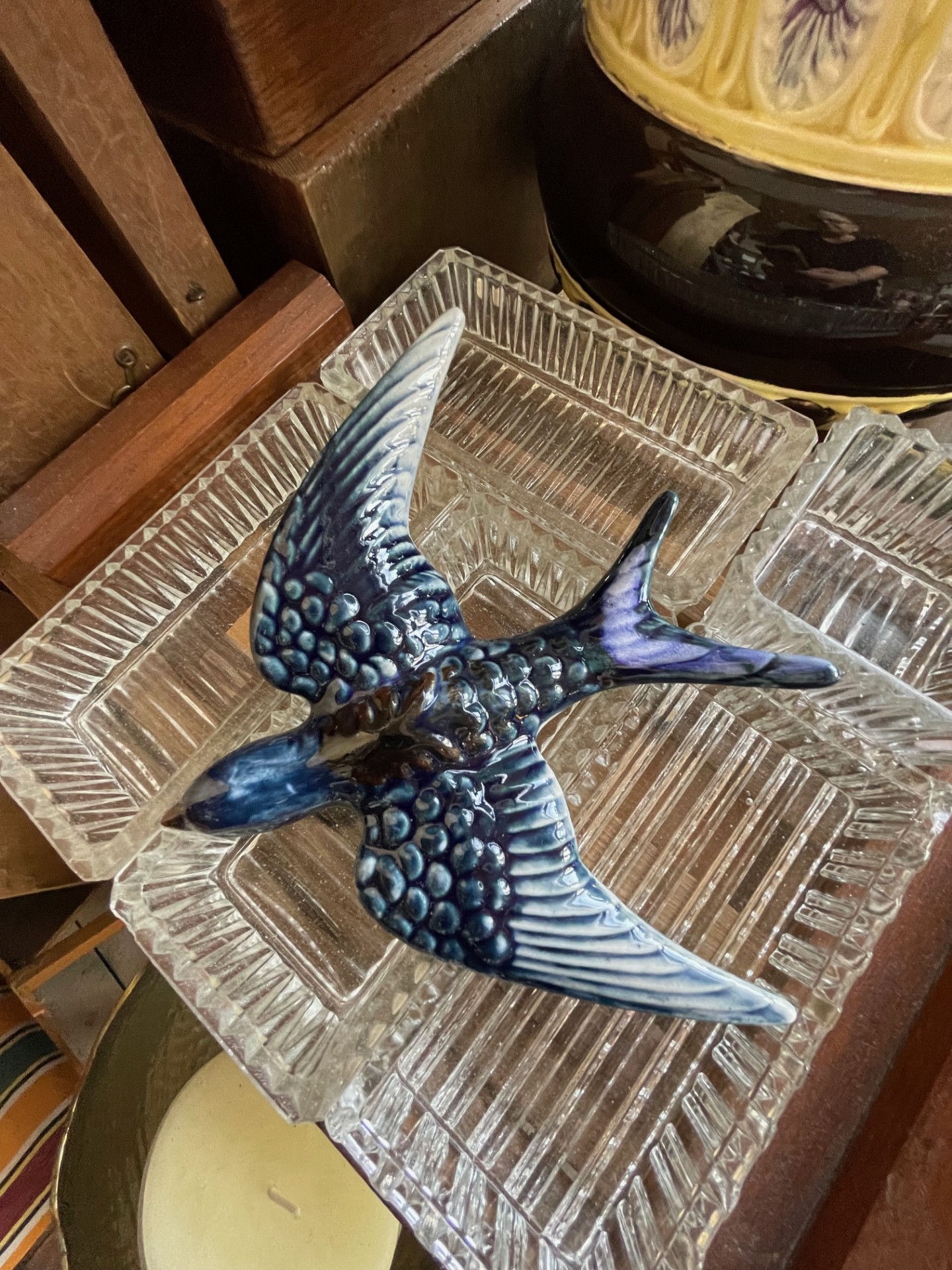Oiseau en faïence bleu foncé