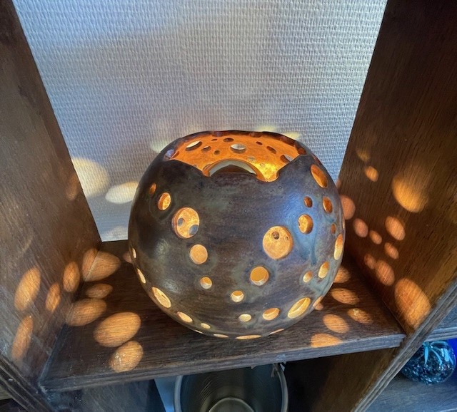 Lampe sphérique en céramique ajourée