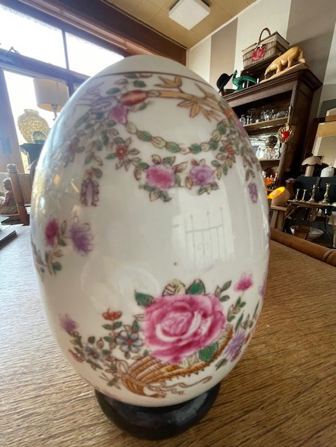 Oeuf en faïence à motifs floraux