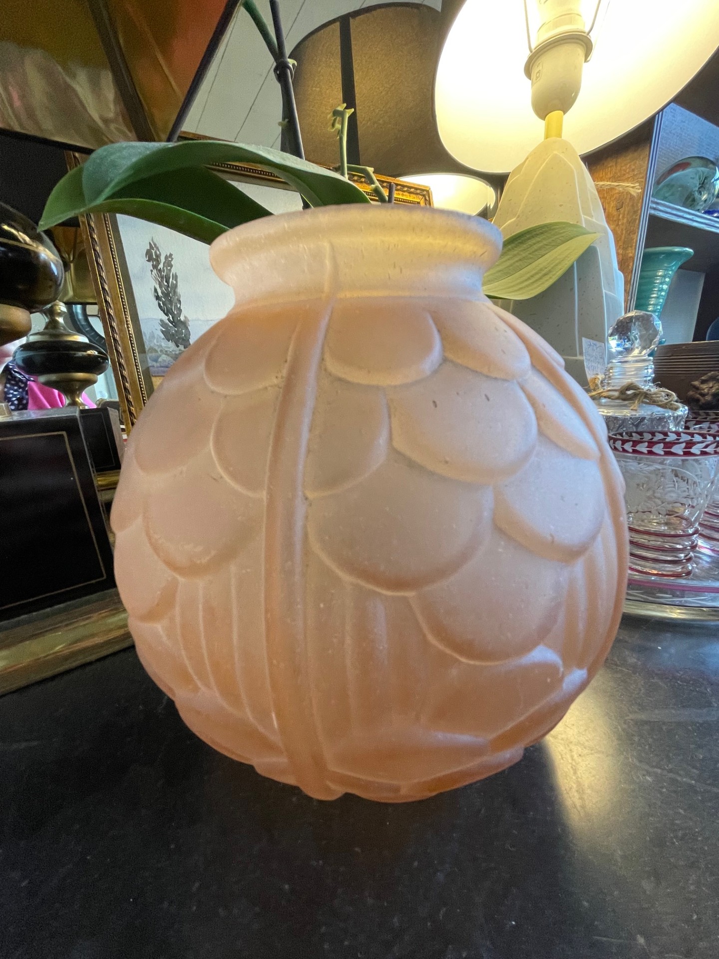 Vase boule pâte de verre rose