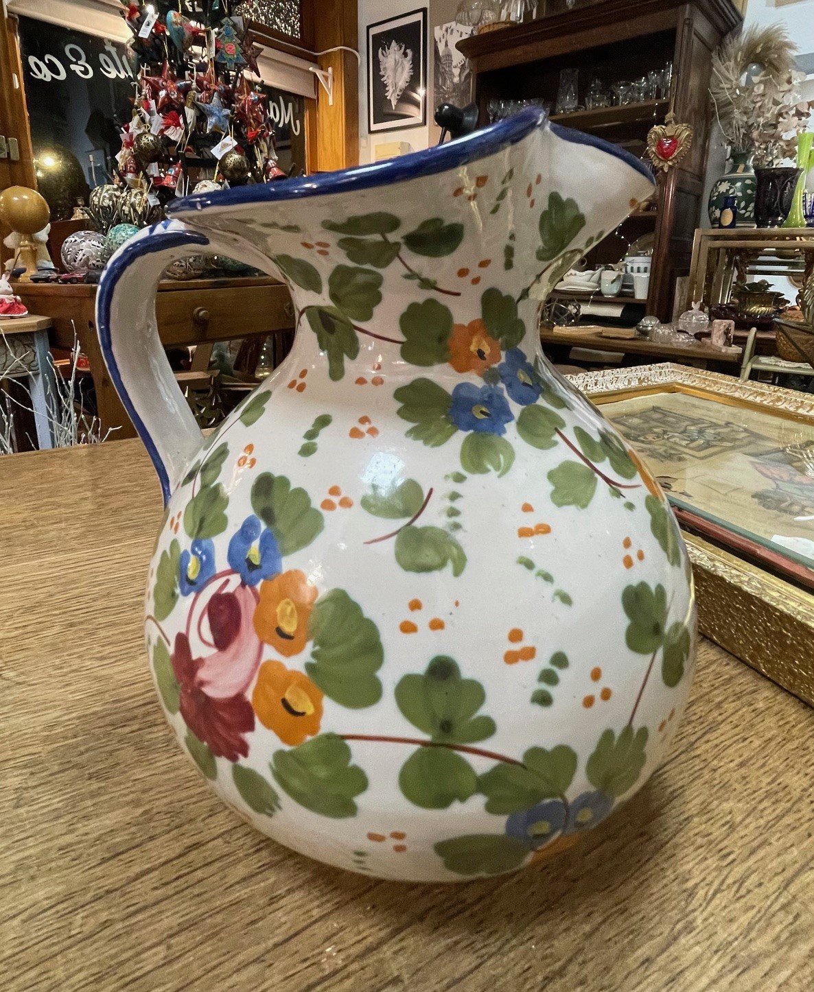 Pichet à décor de fleurs