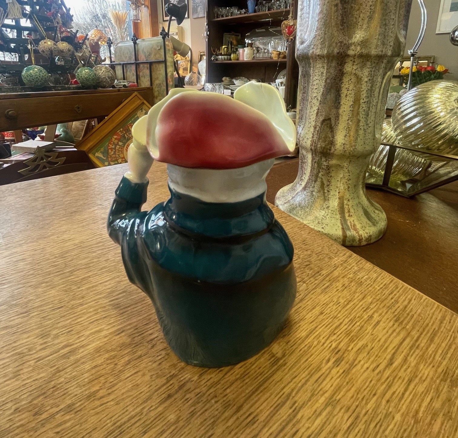 Pichet personnage veste verte