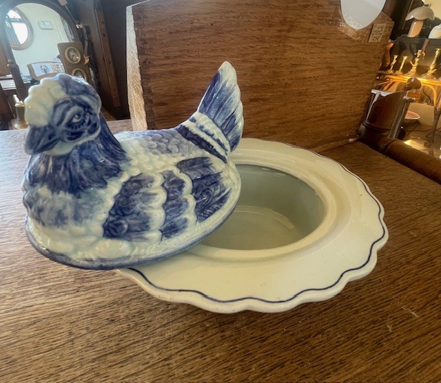 Terrine / bonbonnière poule bleue et blanche