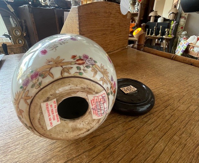 Oeuf en faïence à motifs floraux