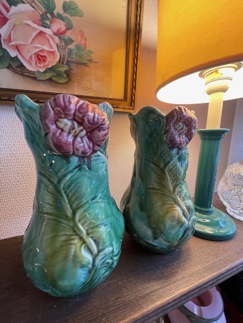 Paire de vases en barbotine