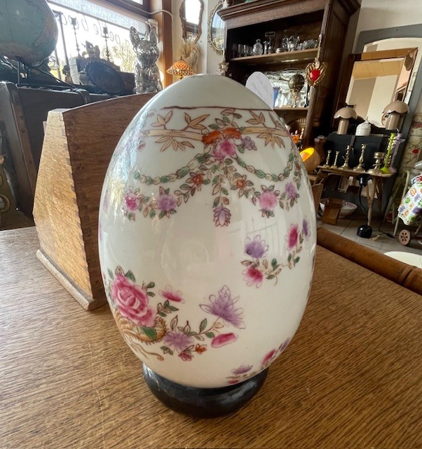 Oeuf en faïence à motifs floraux