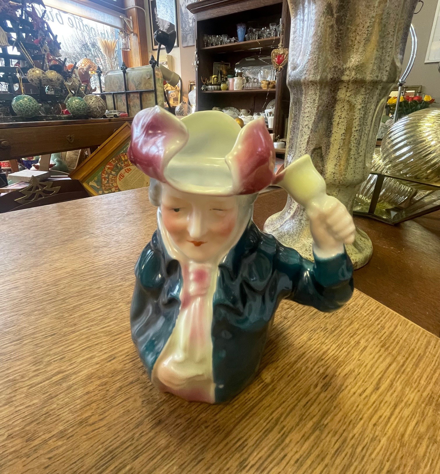 Pichet personnage veste verte