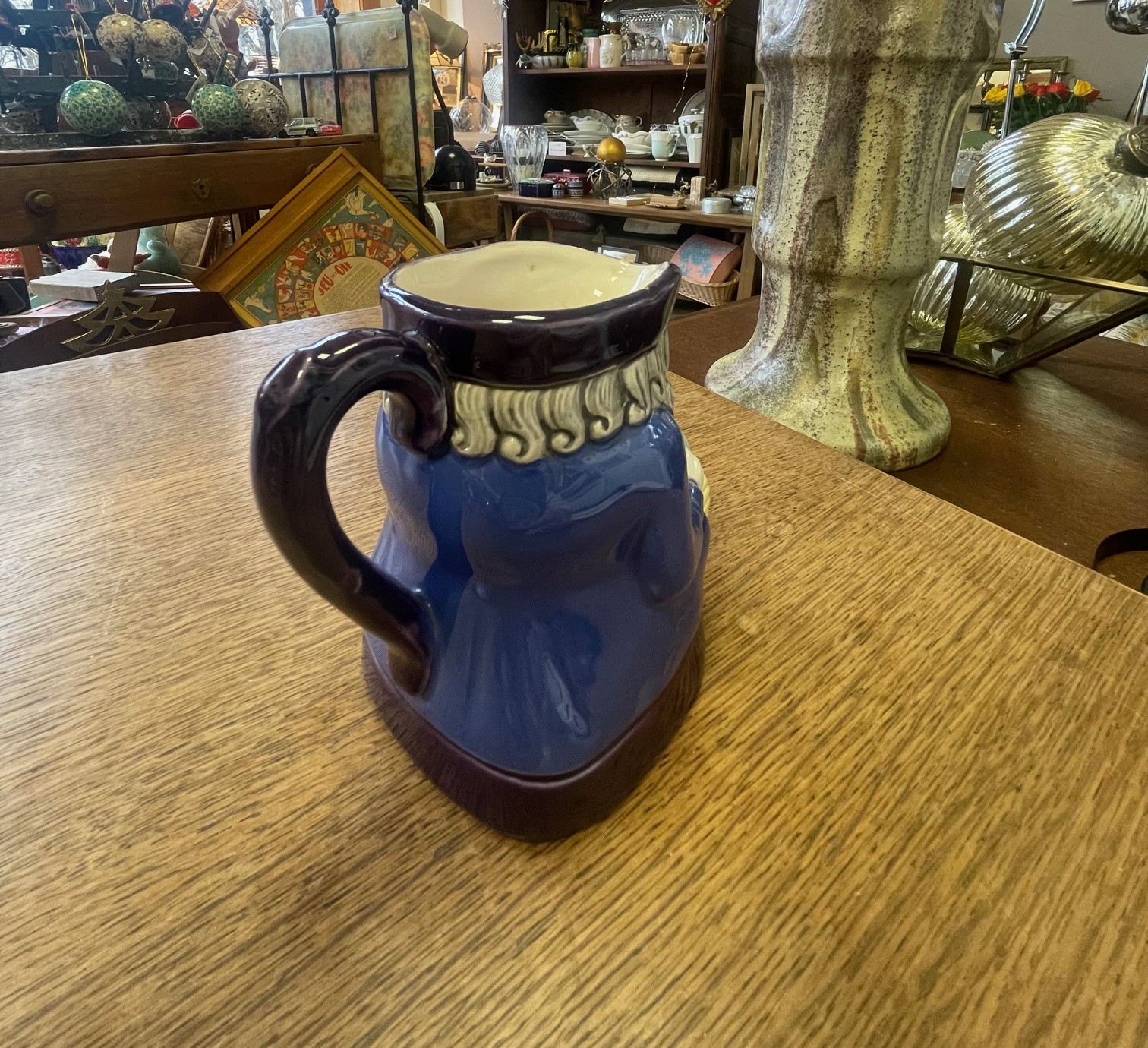 Pichet personnage veste bleue