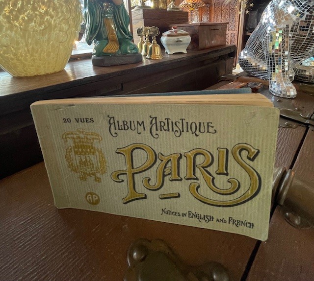 Album de cartes postales de Paris
