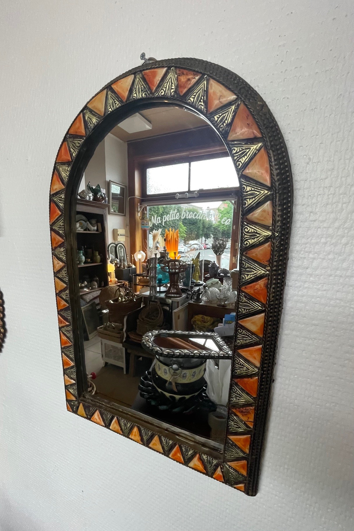 Miroir orné de motifs oranges