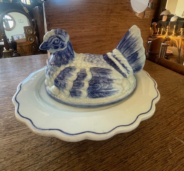 Terrine / bonbonnière poule bleue et blanche