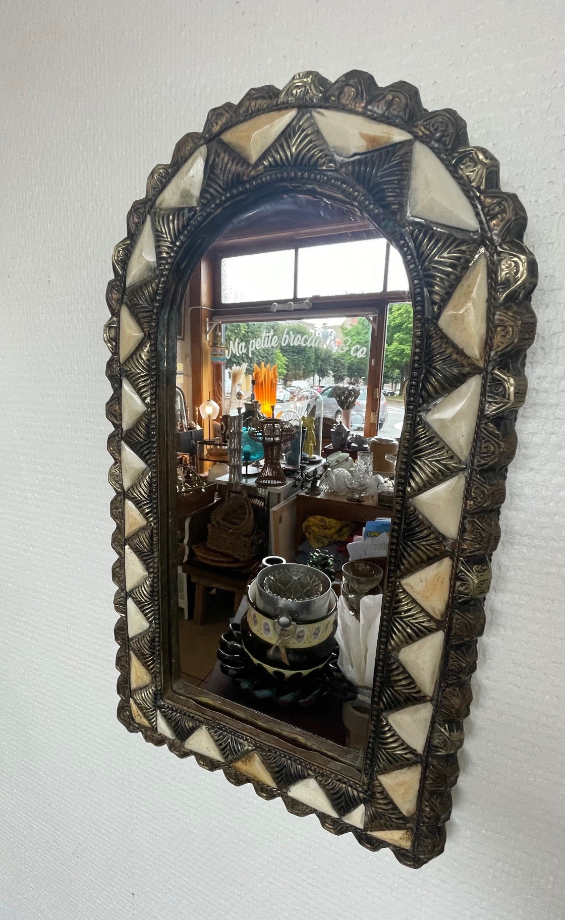 Miroir orné de motifs écrus 