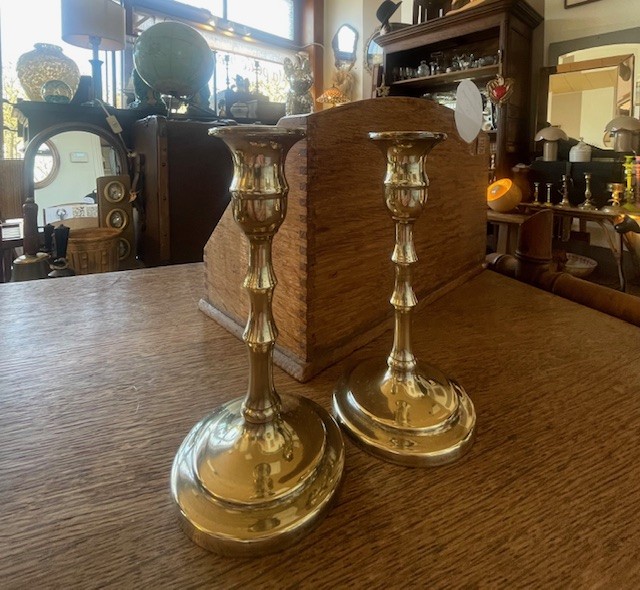Paire de bougeoirs en laiton 