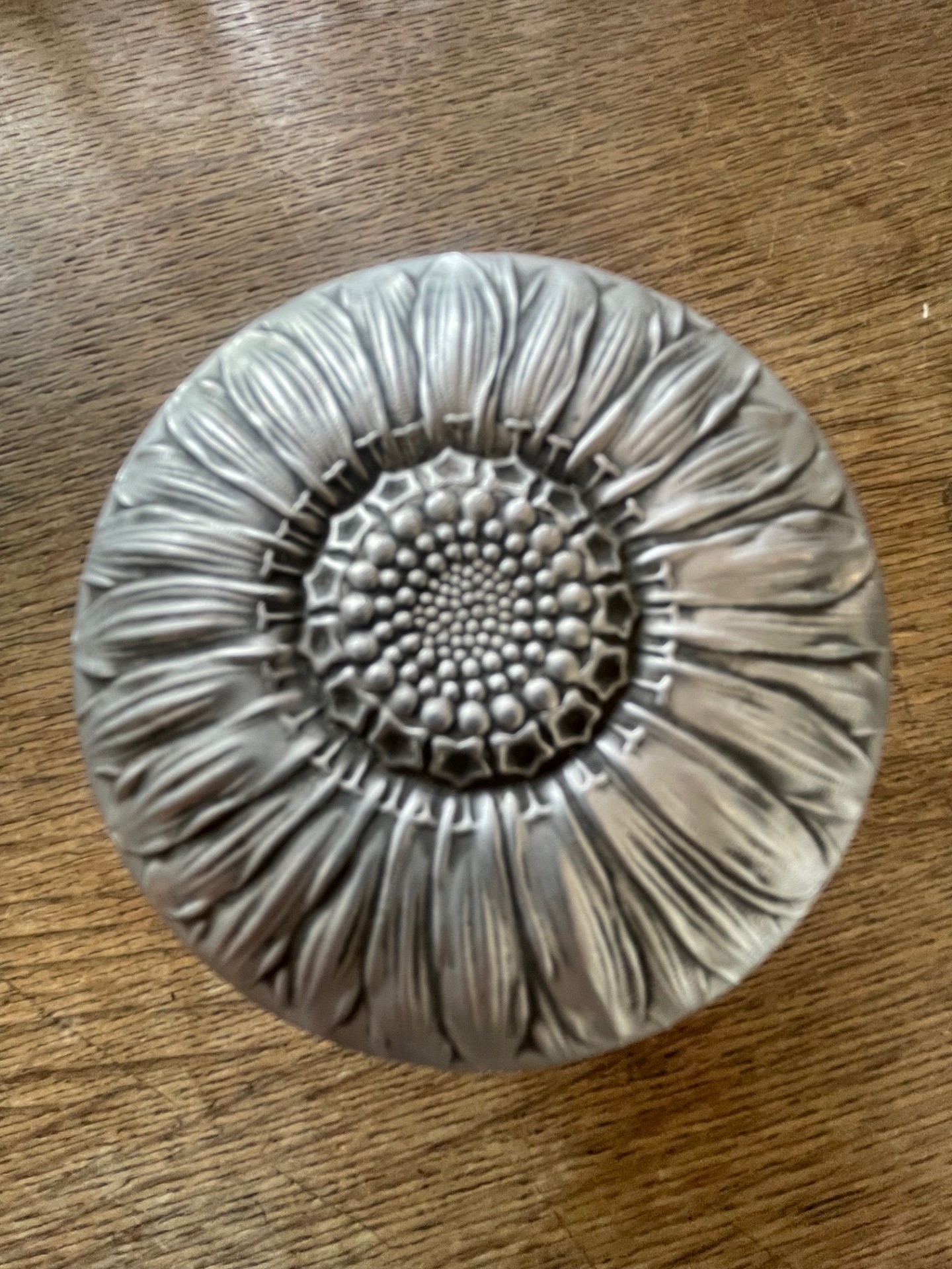 Boîte ronde en métal à décor de fleur