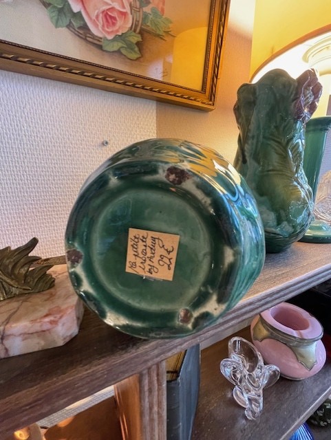 Paire de vases en barbotine