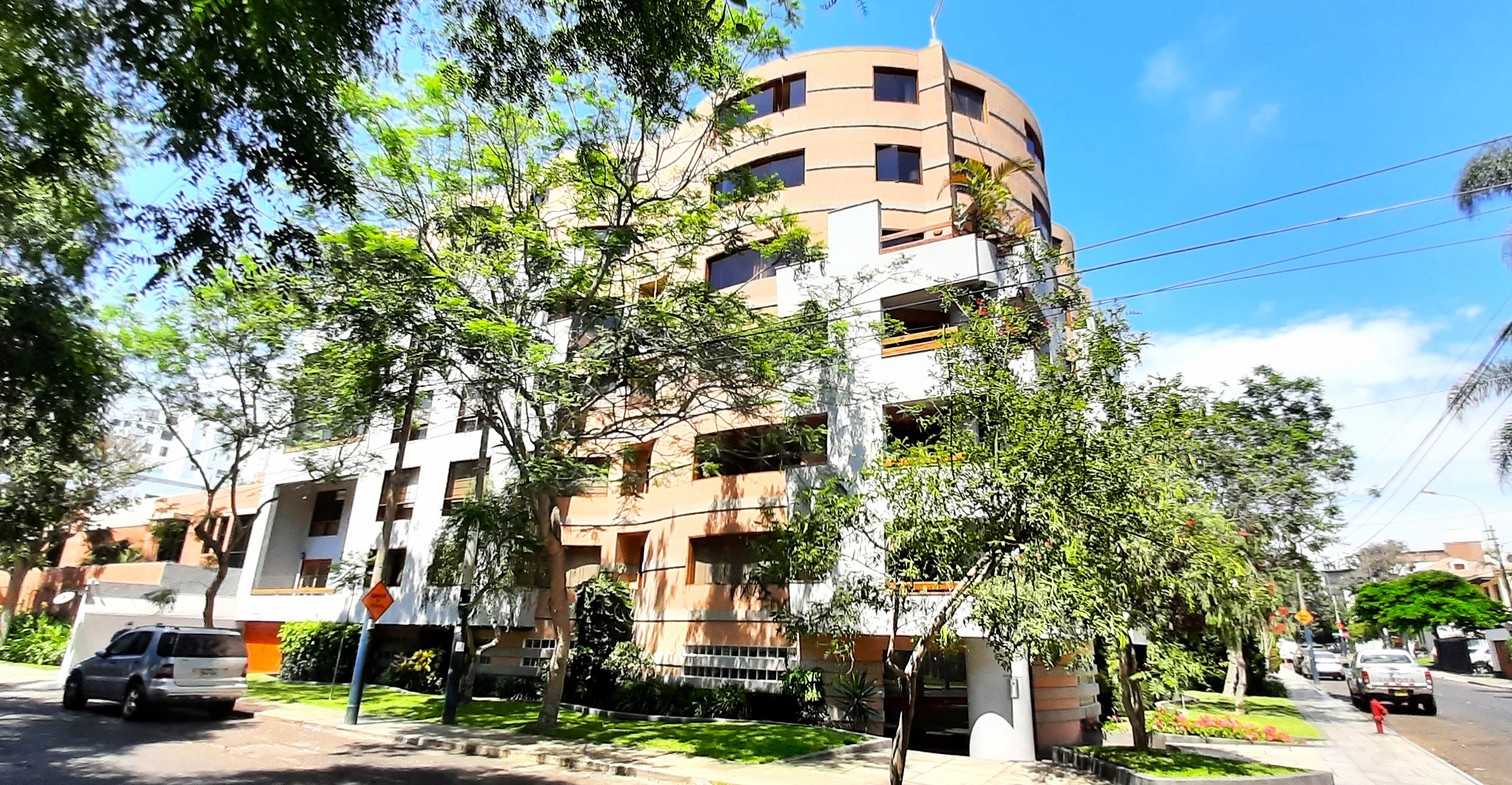 Se Alquila Estupendo Departamento Dúplex en el Corazón Residencial de San Isidro 